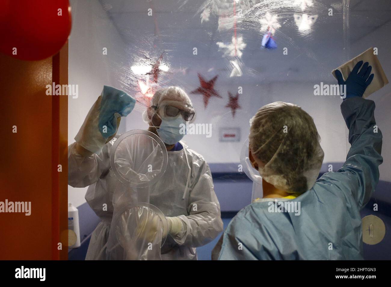Cecilia Fabiano/LaPresse January 14 , 2021 Roma (Italy) News: The embrace tent at the New Castelli&#x2019;s Hospital allows patients to have contact with family members during the Covid hospitalization period In the Pic : The embrace tent cleaned by medical staff Stock Photo