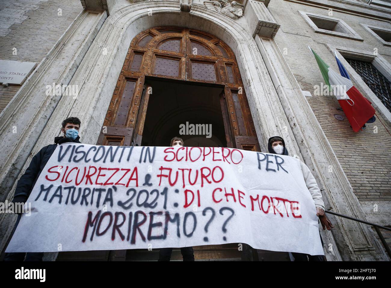 Cecilia Fabiano/LaPresse January 18 , 2021 Roma (Italy) News: On the occasion of the reopening of the schools, many students staged protests to underline the lack of organizational and structural interventions In the Pic : Visconti high school students protesting in front of their school Stock Photo