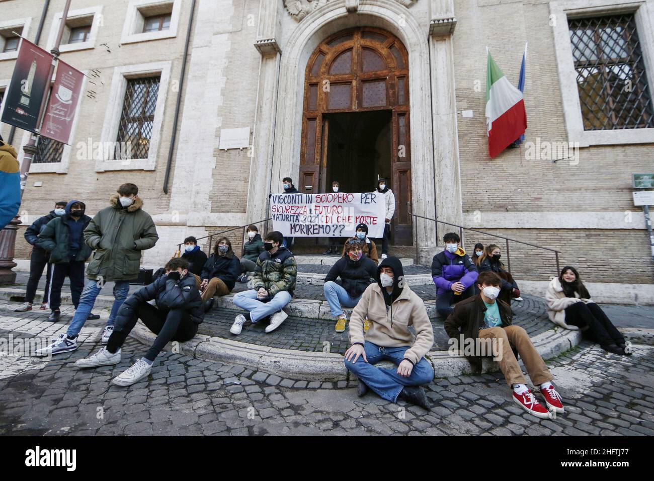 Cecilia Fabiano/LaPresse January 18 , 2021 Roma (Italy) News: On the occasion of the reopening of the schools, many students staged protests to underline the lack of organizational and structural interventions In the Pic : Visconti high school students protesting in front of their school Stock Photo