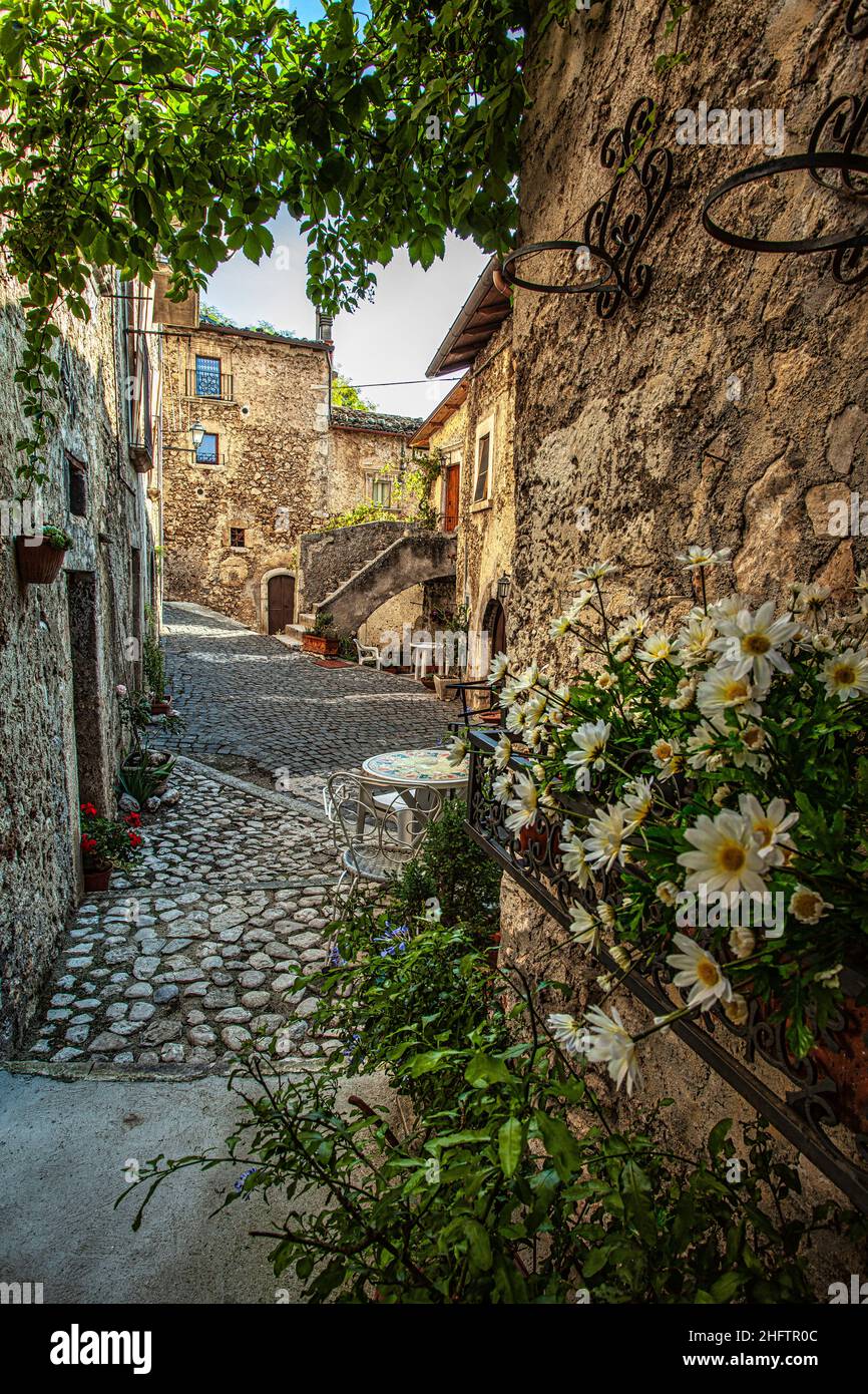 Alley between ancient houses and cobbled pavement in the ancient mountain village of Calascio. Calascio, province of L'Aquila, Abruzzo, Italy, Europe Stock Photo