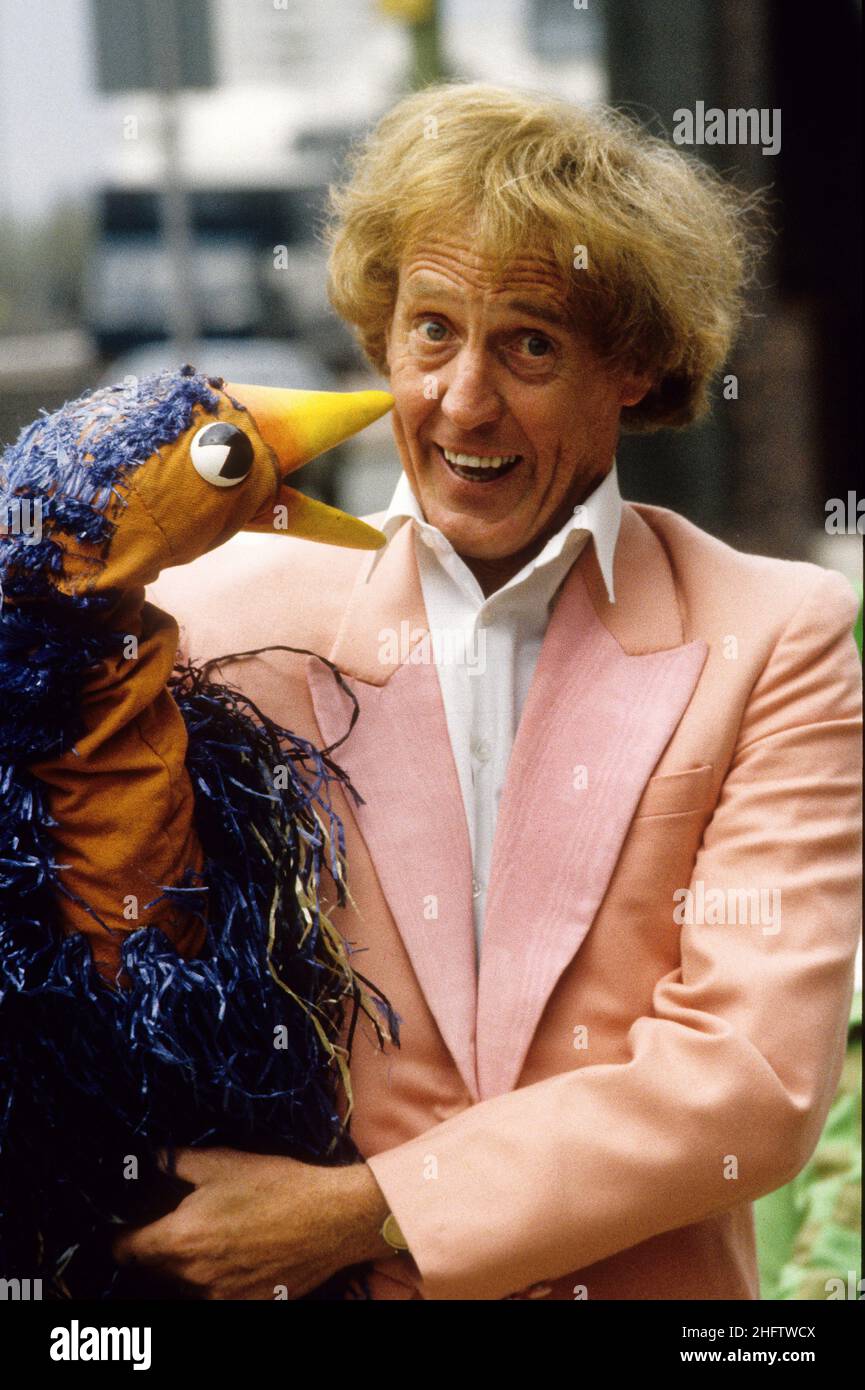 Actor Rod Hull and Emu in Panto at the Alexandra Theatre, Birmingham, 1988  Stock Photo - Alamy