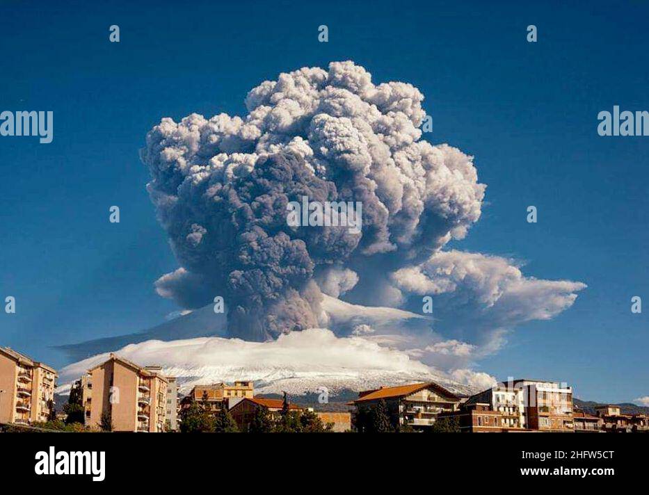 Foto Davide Anastasi/LaPresse16-02-2021 Catania, ItaliaCronacaL'Etna torna a farsi sentireNella foto: colonna di fumo vista da CataniaPhoto Davide Anastasi/LaPresseFebruary 16, 2021 Catania, ItalyNewsMount Etna erupts in Sicily Stock Photo