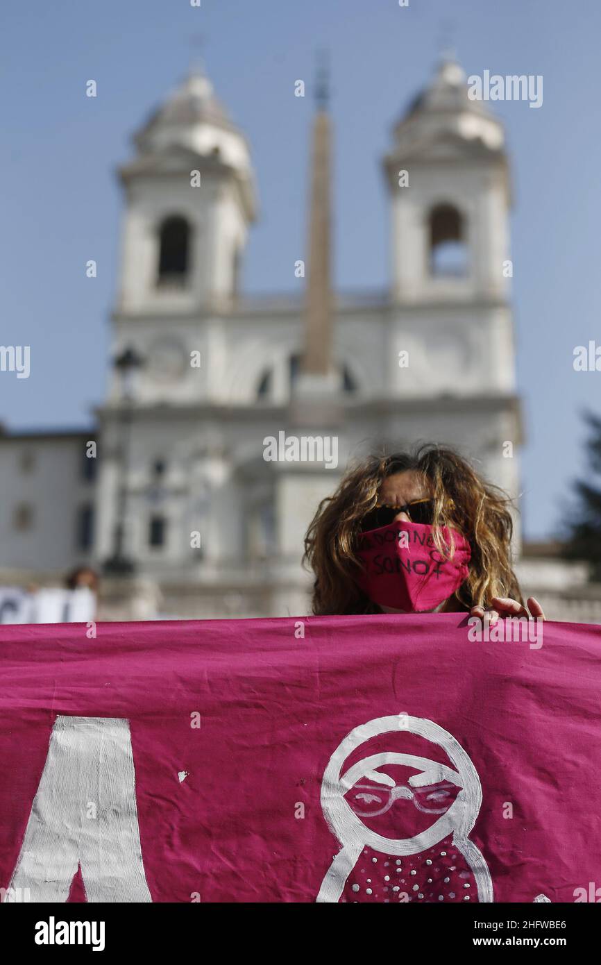 Cecilia Fabiano/LaPresse February 26, 2021 - Roma (Italy) News Flash mob against femicide ahead of Women's Day on 8 March In The Pic: the flash mob on the Spanish Step Stock Photo