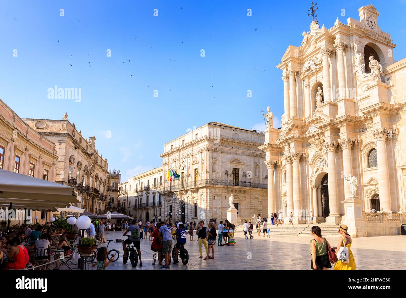 piazza-del-duomo-ortigia-syracuse-sicily-stock-photo-alamy