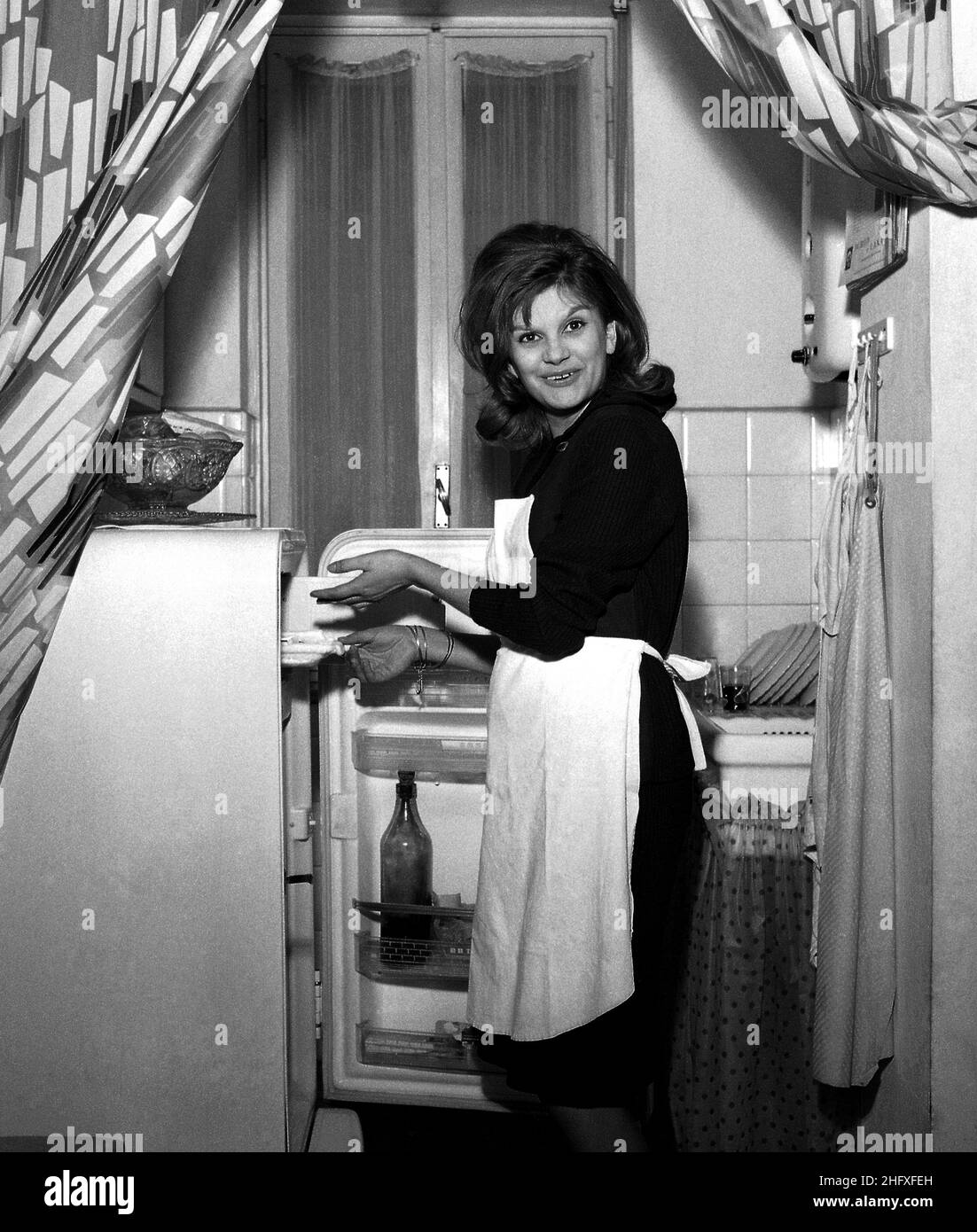 © Silvio Durante / LAPRESSE Archivio Storico 05-12-1960 Torino Spettacolo Nella foto: La cantante MILVA BIOLCATI all'inizio della sua carriera, ha preso dimora in un decoroso appartamento di Torino. Le immagini la mostrano in alcuni momenti della sua giornata. NEG- 211833 Stock Photo