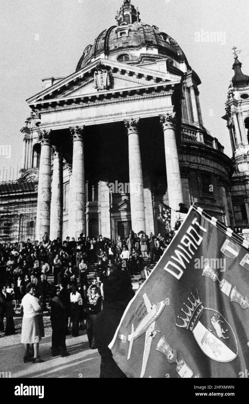 Lapresse Archivio storico Superga (TO) anni '50 sport calcio Commemorazione  Superga nella foto: un gruppo di tifosi si ritrova davanti alla basilica di  Superga per commemorare il Grande Torino Stock Photo - Alamy