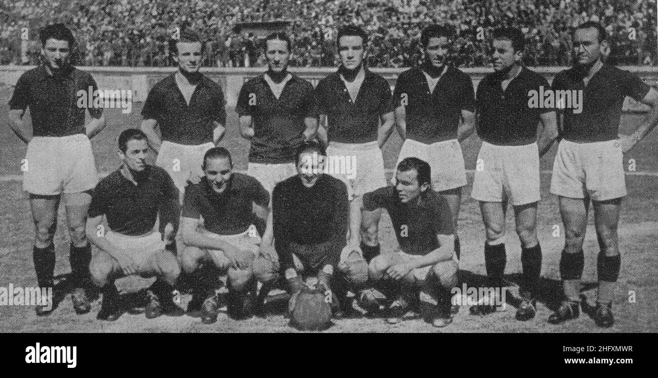 ©LAPRESSE Archivio Storico Torino 1942-43 Squadra del Torino calcio vincitrice del campionato 1942-43 Nella foto: sono riconoscibili tra gli altri MAZZOLA, GABETTO, LOIK, MENTI, OSSOLA E FERRARIS II. Stock Photo