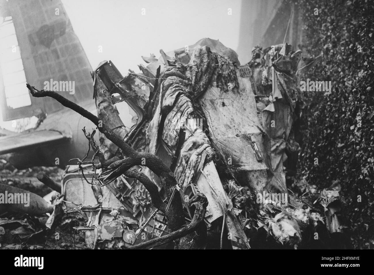 Foto LaPresse Torino/Archivio storico Archivio storico 4-05-1949 Torino Sport Nella foto I resti dell'aereo schiantatosi contro la basilica di Superga con a bordo la squadra del grande Torino il 4-05-1949 dov'è perirono tutta la squadra del Grande Torino, giornalisti, dirigenti e piloti Busta: 1229/D Photo LaPresse Turin/Archives historical 4-05-1949 Turin In the photo: remains of the plane in Superga's tragedy Stock Photo