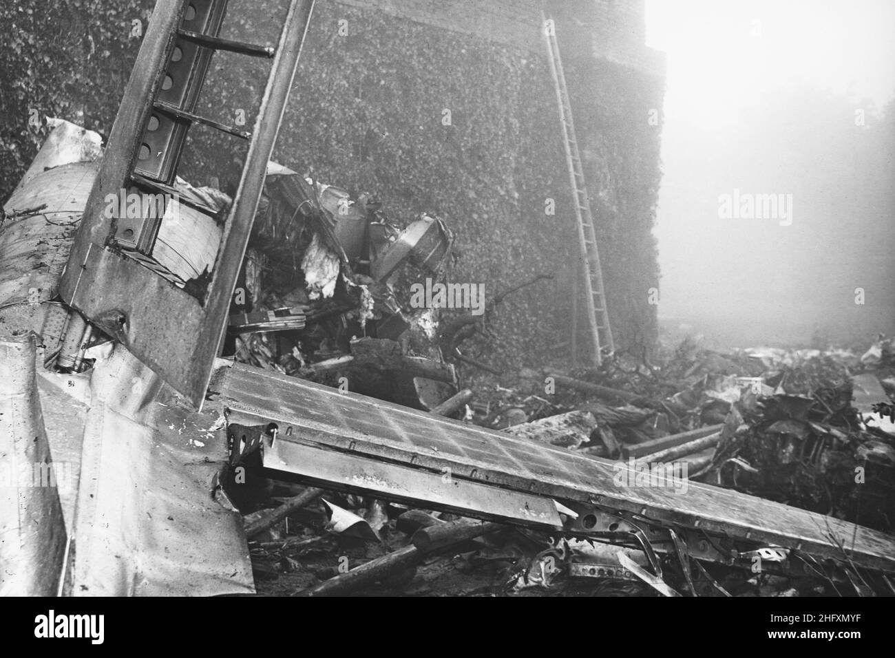 Foto LaPresse Torino/Archivio storico Archivio storico 4-05-1949 Torino Sport Nella foto I resti dell'aereo schiantatosi contro la basilica di Superga con a bordo la squadra del grande Torino il 4-05-1949 dov'è perirono tutta la squadra del Grande Torino, giornalisti, dirigenti e piloti Stampa b/n Busta: 1229/D Photo LaPresse Turin/Archives historical 4-05-1949 Turin In the photo: remains of the plane in Superga's tragedy Stock Photo