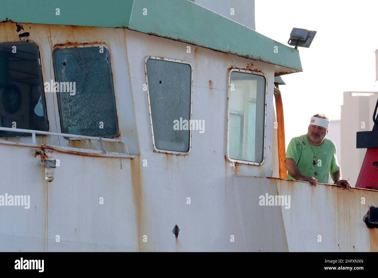 Foto Roberto Rubino/Lo Bianco/LaPresse 08 maggio 2021 Mazara del Vallo, Trapani - Italia cronaca Rientra in porto a Mazara del Vallo il peschereccio Aliseo colpito dall'attacco della marina libica.Nella foto: il Comandante dell'Aliseo Giuseppe Giacalone rimasto lievemente ferito da colpi d'arma da fuoco sparati da una motovedetta libicaPhoto Roberto Rubino/Lo Bianco/LaPresse 08 May 2021 Mazara del Vallo, Trapani - Italy news The fishing boat Aliseo returns to the port of Mazara del Vallo after the attack of the Libyan navy Stock Photo