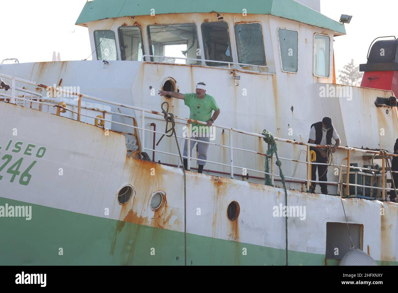 Foto Roberto Rubino/Lo Bianco/LaPresse 08 maggio 2021 Mazara del Vallo, Trapani - Italia cronaca Rientra in porto a Mazara del Vallo il peschereccio Aliseo colpito dall'attacco della marina libica.Nella foto: il Comandante dell'Aliseo Giuseppe Giacalone rimasto lievemente ferito da colpi d'arma da fuoco sparati da una motovedetta libicaPhoto Roberto Rubino/Lo Bianco/LaPresse 08 May 2021 Mazara del Vallo, Trapani - Italy news The fishing boat Aliseo returns to the port of Mazara del Vallo after the attack of the Libyan navy Stock Photo