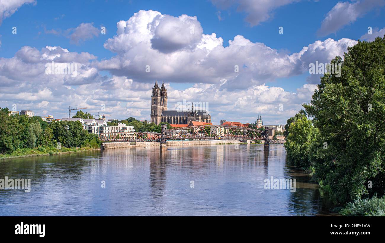 Magdeburg, Ansicht des Doms und der Elbe bei Tag im Sommer mit Sommerwolken und blauem Himmel Stock Photo