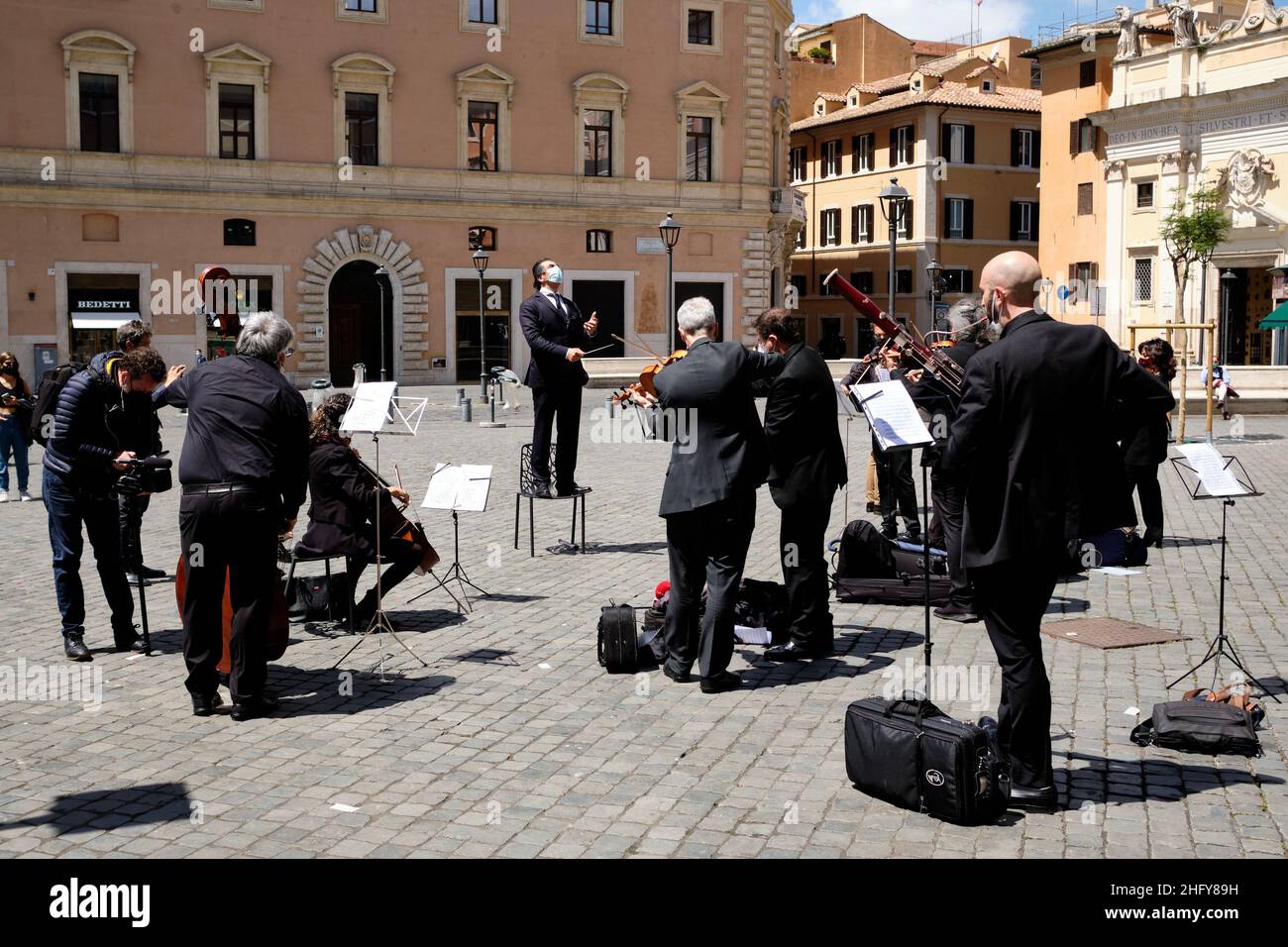 Mauro Scrobogna /LaPresse May 17, 2021&#xa0; Rome, Italy News Middle East crisis - solidarity concert In the photo: A concert in Piazza San Silvestro is the initiative in solidarity of the people of Israel and the Palestinian people of the conductor Alberto Veronesi and a group of musicians from his orchestra Foto Mauro Scrobogna /LaPresse 17-05-2021 Roma , Italia Cronaca Crisi Medio Oriente - concerto solidariet&#xe0; Nella foto: Un concerto in Piazza San Silvestro &#xe9; l&#x2019; iniziativa in solidariet&#xe0; del popolo di Israele e del popolo palestinese del direttore d&#x2019;orchestra A Stock Photo