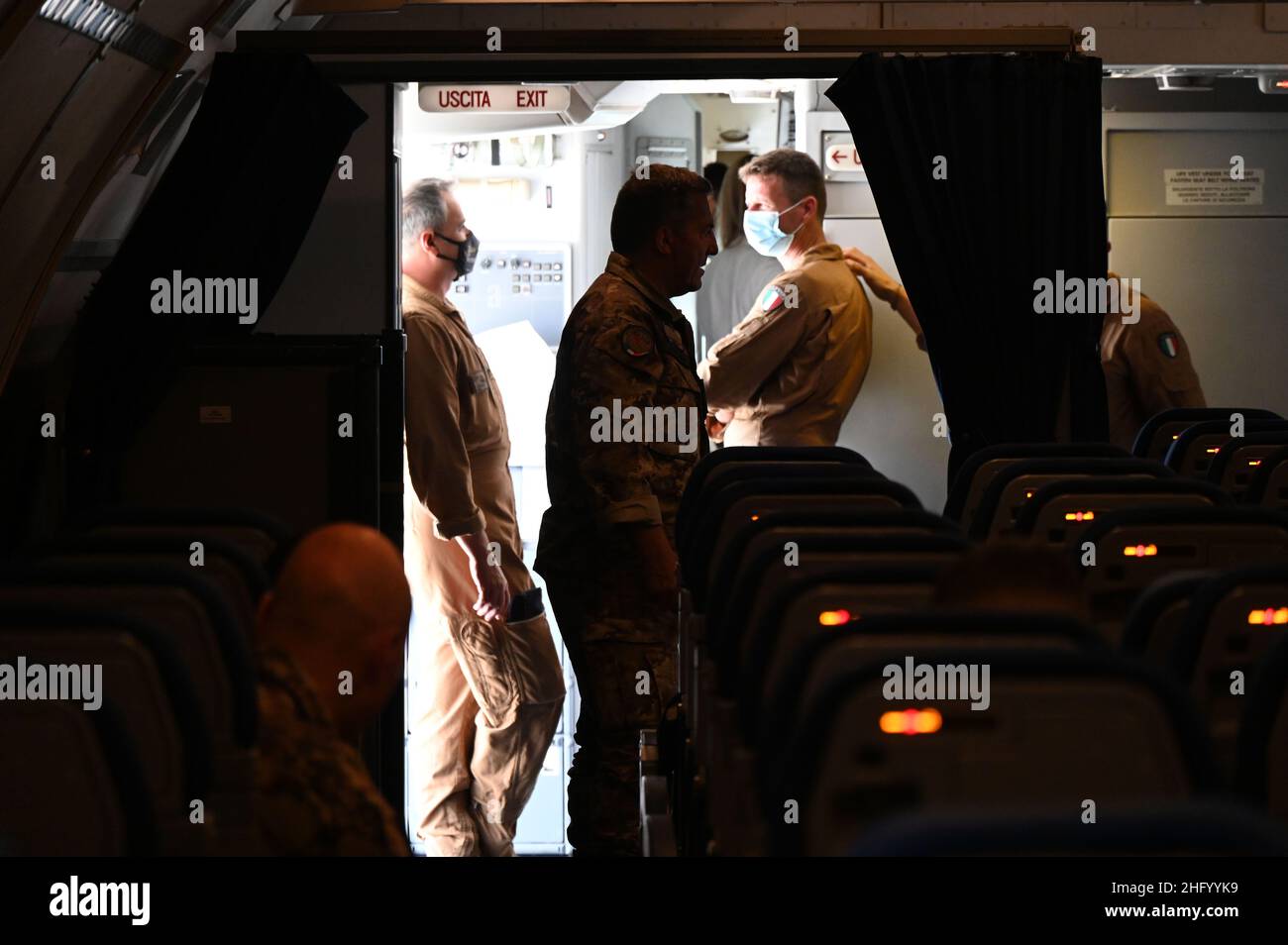 Foto Alessandro Contaldo/LaPresse 08 Giugno 2021 - Aeroporto di Dammam, Arabia Saudita Cronaca Aereo dell’aeronautica militare italiana diretto a Herat bloccato in Arabia Saudita a causa del divieto di sorvolo imposto dagli Emirati Arabi Uniti. Nella foto: l’aereo fermo in pista con i passeggeri, giornalisti e militari, bloccati a bordo Photo Alessandro Contaldo/LaPresse 08 Giugno 2021 - Aeroporto di Dammam, Arabia Saudita News Italian Air Force plane bound for Herat stranded in Saudi Arabia due to overflight ban imposed by UAE. In the pic: the aircraft stopped on the runway with passengers, j Stock Photo