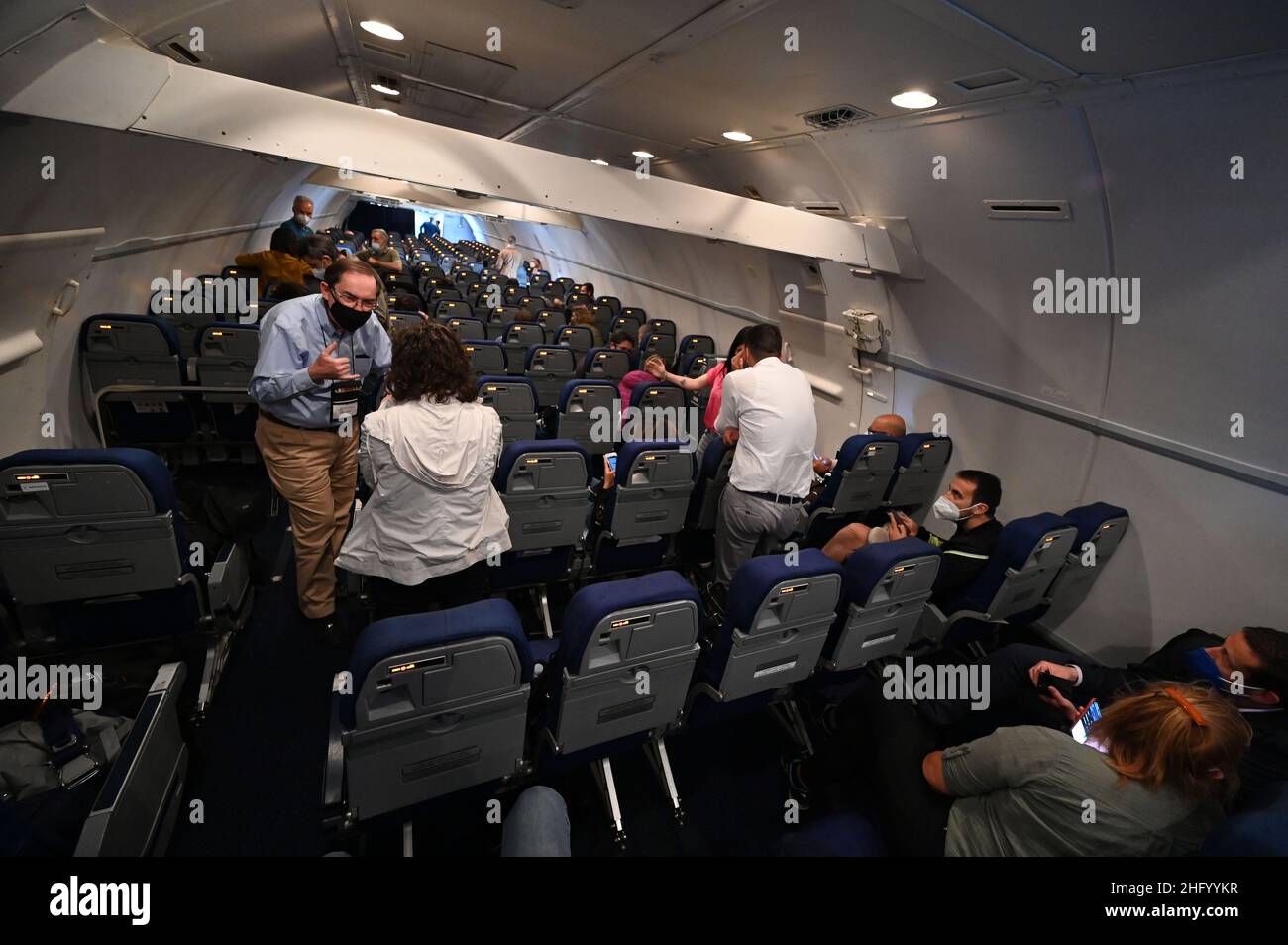 Foto Alessandro Contaldo/LaPresse 08 Giugno 2021 - Aeroporto di Dammam, Arabia Saudita Cronaca Aereo dell’aeronautica militare italiana diretto a Herat bloccato in Arabia Saudita a causa del divieto di sorvolo imposto dagli Emirati Arabi Uniti. Nella foto: l’aereo fermo in pista con i passeggeri, giornalisti e militari, bloccati a bordo Photo Alessandro Contaldo/LaPresse 08 Giugno 2021 - Aeroporto di Dammam, Arabia Saudita News Italian Air Force plane bound for Herat stranded in Saudi Arabia due to overflight ban imposed by UAE. In the pic: the aircraft stopped on the runway with passengers, j Stock Photo