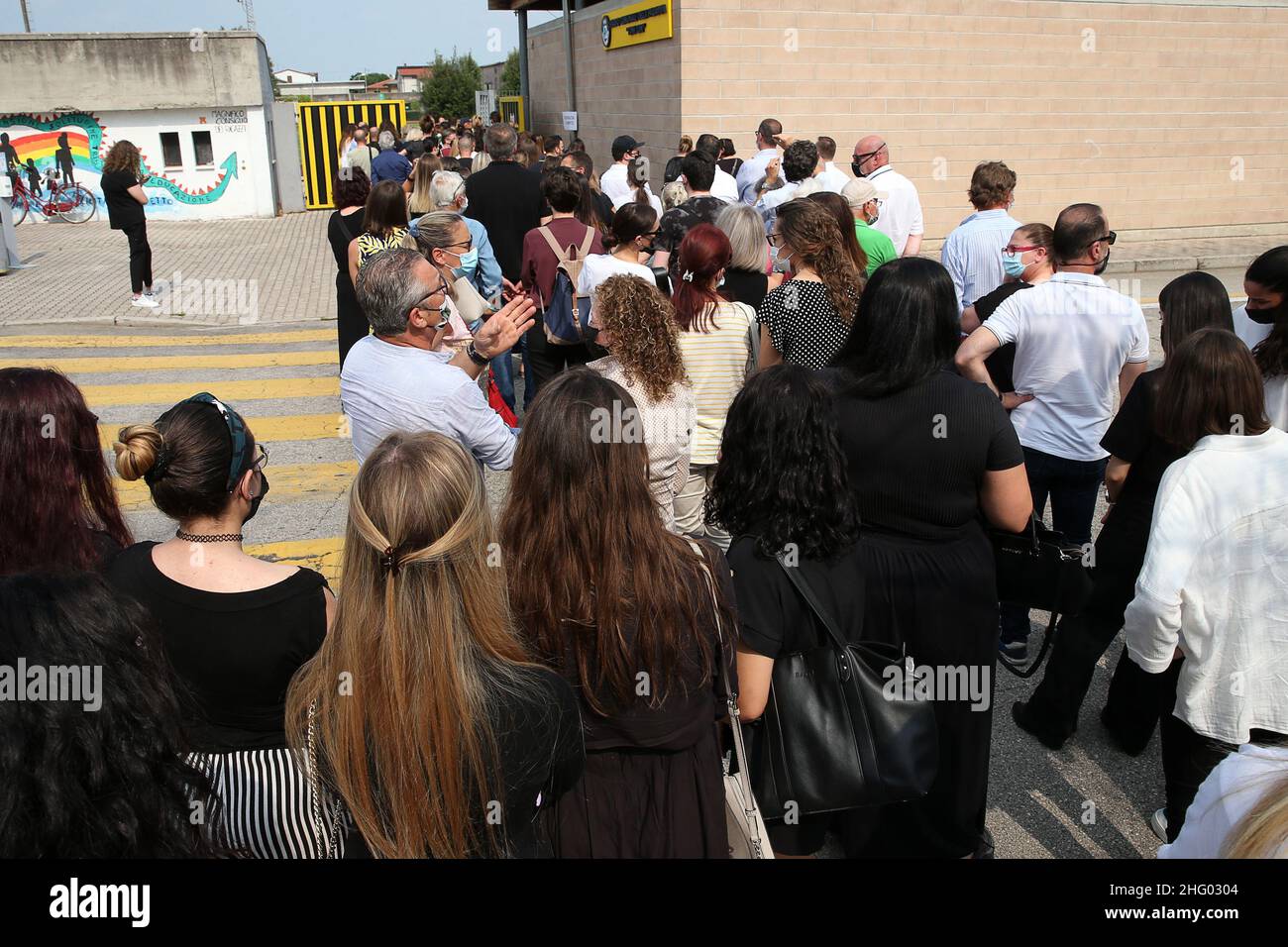 Foto Paola Garbuio/LaPresse 18 giugno 2021 Ros&#xe0; (Vicenza) - Italia Cronaca I funerali di Michele Merlo Nella foto: inizio funerale, persone in coda all'ingresso dello stadioPhoto Paola Garbuio/LaPresse June 18, 2021 Ros&#xe0; (Vicenza) - Italy News The funeral of Michele Merlo In the picture: people queuing at the stadium entrance Stock Photo