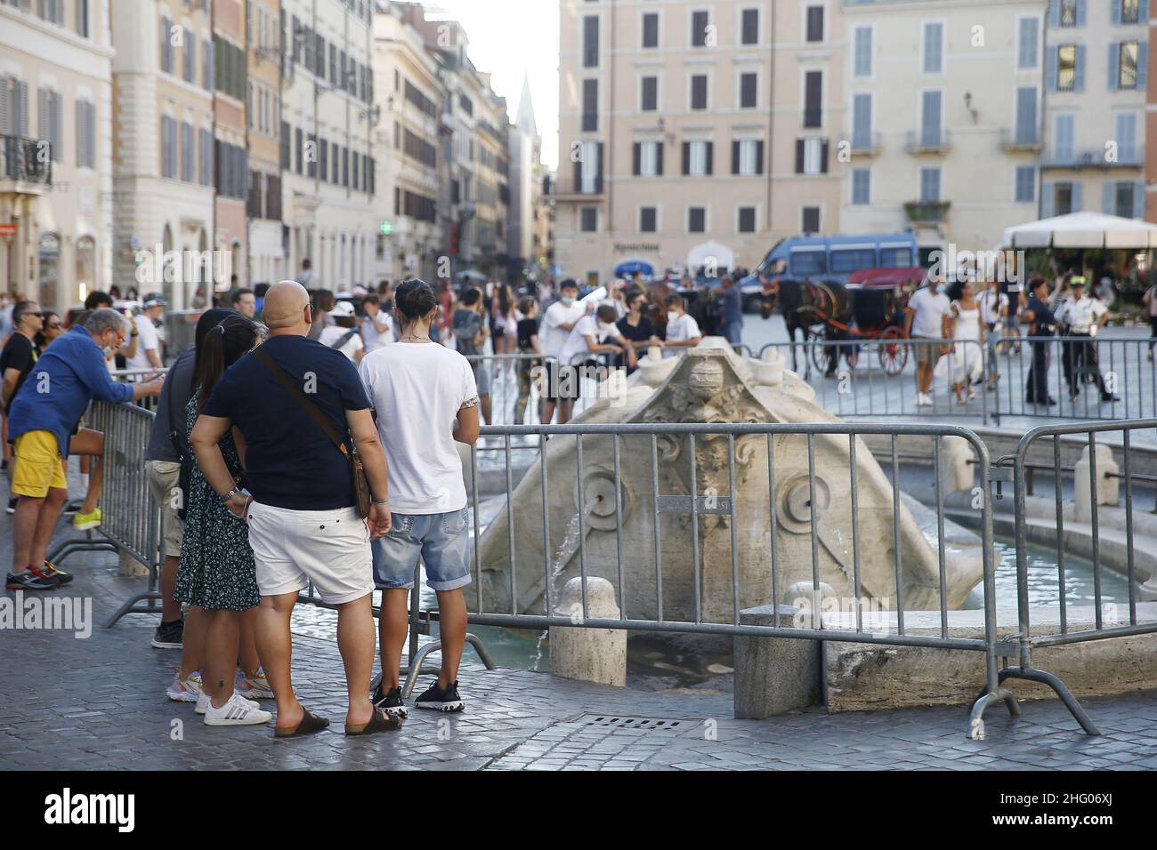 Cecilia Fabiano/ LaPresse July 02 , 2021 Roma (Italy) News Barcaccia Fountain protected by barriers during the UEFA EURO 2020 In the Pic : tourists around the fountain Stock Photo