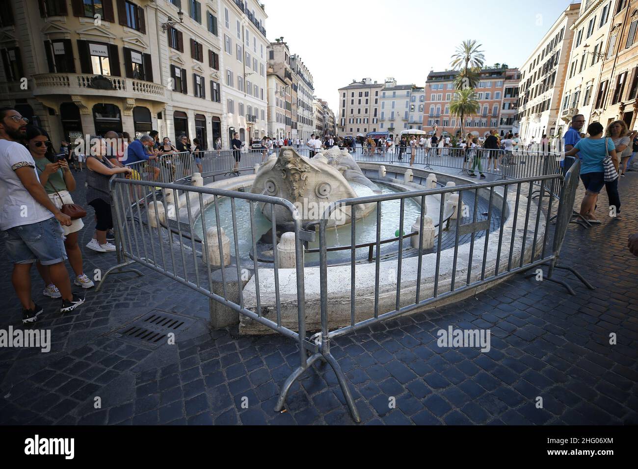 Cecilia Fabiano/ LaPresse July 02 , 2021 Roma (Italy) News Barcaccia Fountain protected by barriers during the UEFA EURO 2020 In the Pic : tourists around the fountain Stock Photo