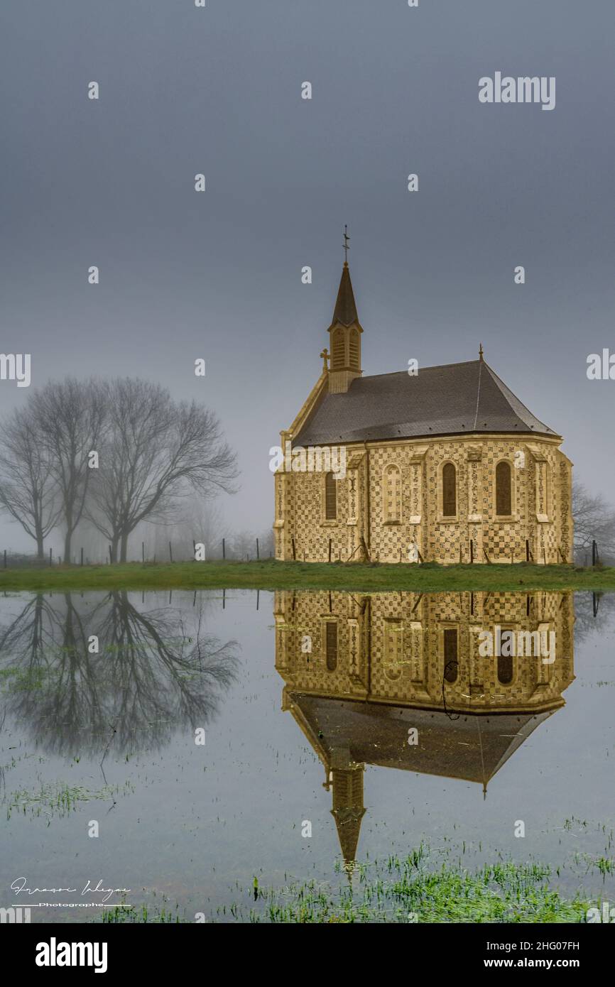 La chapelle des marins et son reflet dans l'eau à Saint Valery sur Somme Stock Photo