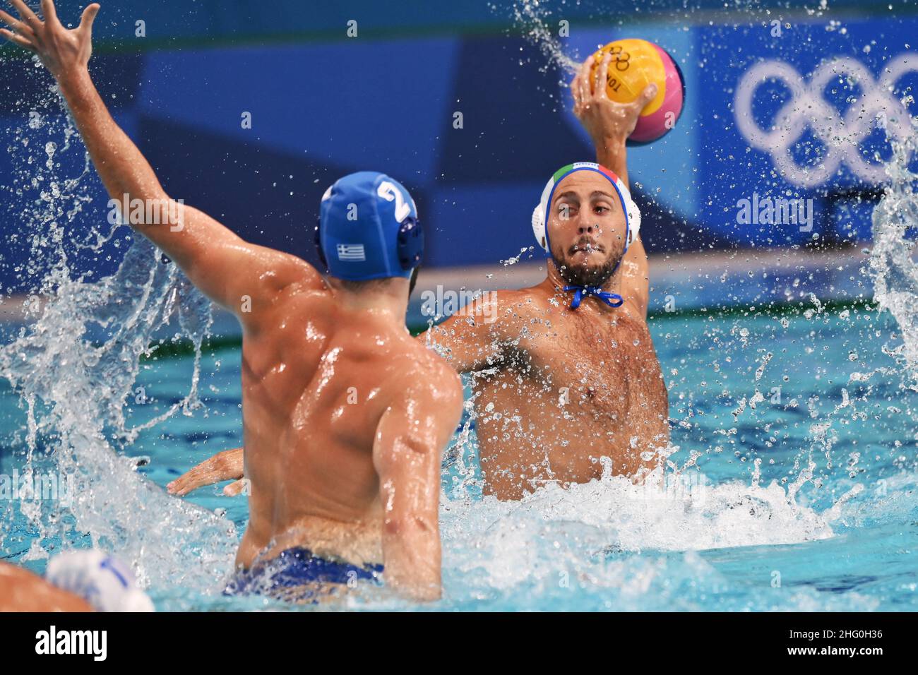 Waterpolo Jogo Nadador Jogador Irreconhecível Atrás Da Foto Traseira Com  Bola Na Mão Jogar Ação Closeup. Foto Royalty Free, Gravuras, Imagens e  Banco de fotografias. Image 189328489