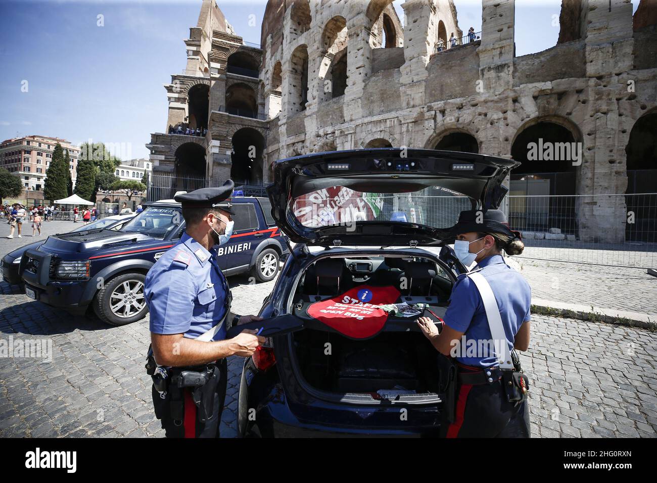 Foto Cecilia Fabiano/ LaPresse 12 Agosto 2021 Roma (Italia) Cronaca Carabinieri effettuano il servizio di controllo e sanzione dei saltafila al Colosseo Nella Foto : l’intervento dei militari al Colosseo Photo Cecilia Fabiano/ LaPresse August 12 , 2021 Roma (Italy) News : Carabinieri carry out the control and sanction service of the skip-the-line at the Colosseum In the Pic : carabinieri at Coliseum Stock Photo