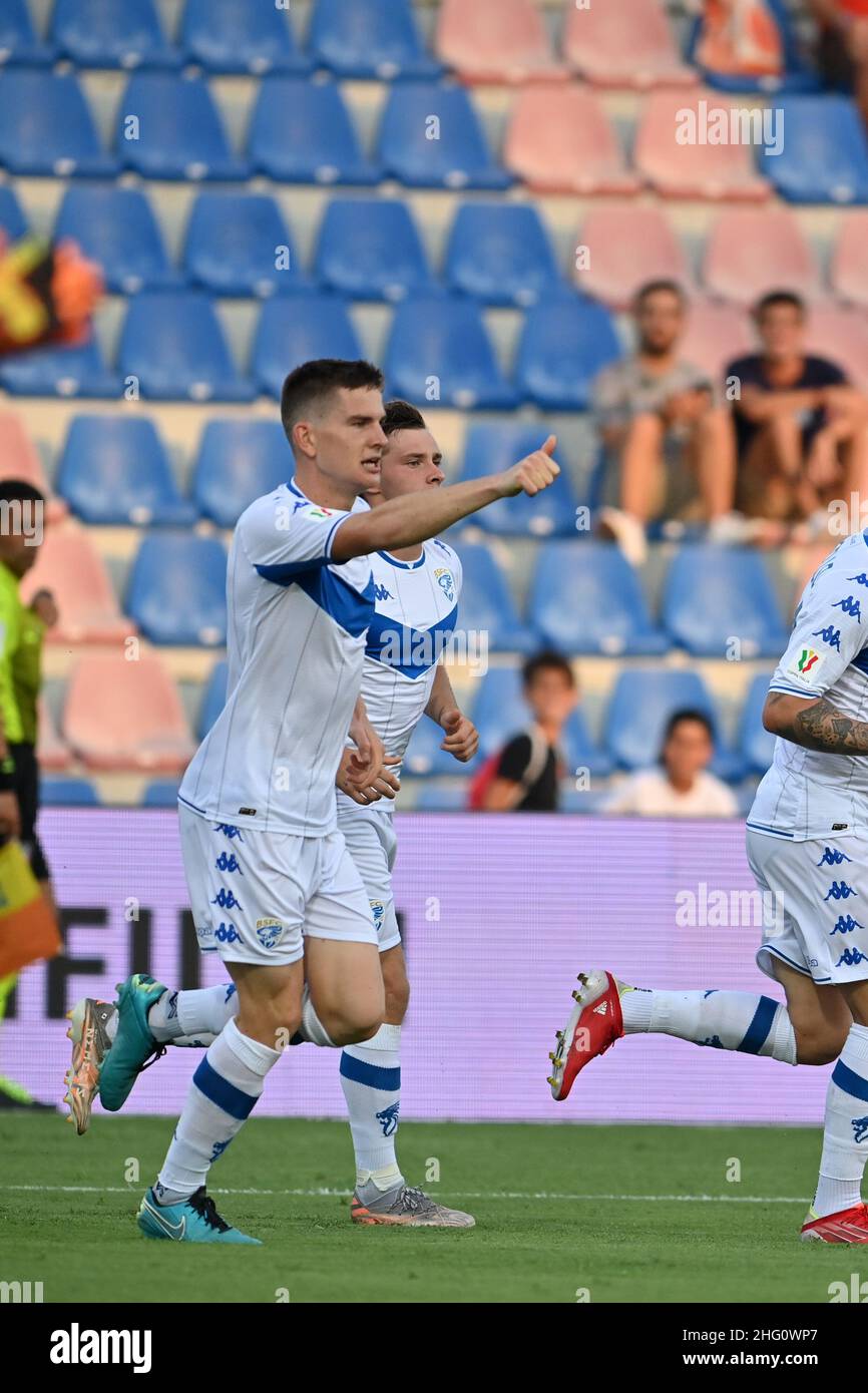 Foto Francesco Mazzitello/LaPresse16 Agosto 2021 Crotone, Italia sport calcio Crotone vs Brescia - Coppa Italia 2021/2022 - Stadio Ezio ScidaNella foto: Tom van de Looi esulta dopo aver segnato il gol del 1-2 con Riad Baji&#x107;Photo Francesco Mazzitello/LaPresseAugust 16, 2021 Crotone, Italy sport soccer Crotone vs Brescia - Italian Cup 2021/2022 - Ezio Scida StadiumIn the pic: Tom van de Looi celebrates after scoring goal 1-2, Riad Baji&#x107; Stock Photo