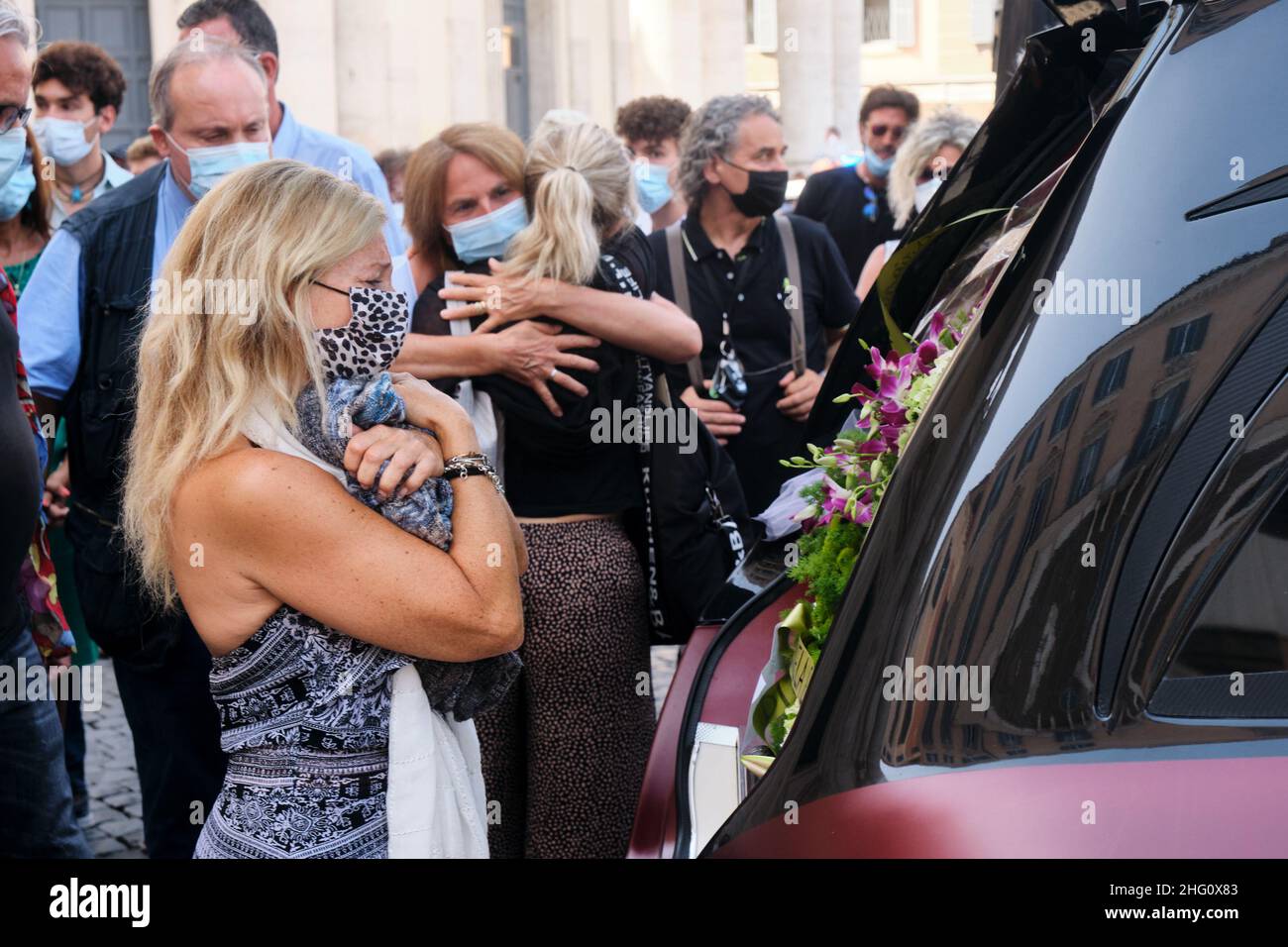 Mauro Scrobogna /LaPresse August 17, 2021&#xa0; Rome, Italy News Funeral of Gianfranco D'Angelo In the photo: funeral of the actor Gianfranco D&#x2019;Angelo in In the photo: daughters Simona and Daniela at the funeral of the actor Gianfranco D&#x2019;Angelo in the Artists' Church in Piazza del Popolo Stock Photo