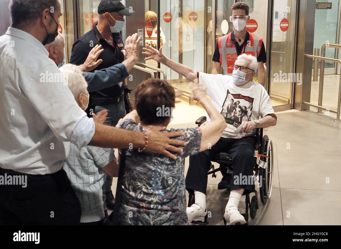 Michele Nucci/LaPresse August 23, 2021 - Bologna, ItalyNews The ninety-seven year old veteran of the Second World War Martin Adler on arrival at Bologna airport where he will meet Bruno, Mafalda and Giuliana Naldi, the three children saved by Adler in Monterenzio in October '44, and immortalized by him in a photograph he took around the world Foto Michele Nucci/LaPresse 23 Agosto 2021 - Bologna, Italia Cronaca Il veterano novantasettenne della seconda guerra mondiale Martin Adler al su arrivo all&#x2019;aeroporto di Bologna dove incontrer&#xe0; Bruno, Mafalda e Giuliana Naldi, i tre bambini sa Stock Photo