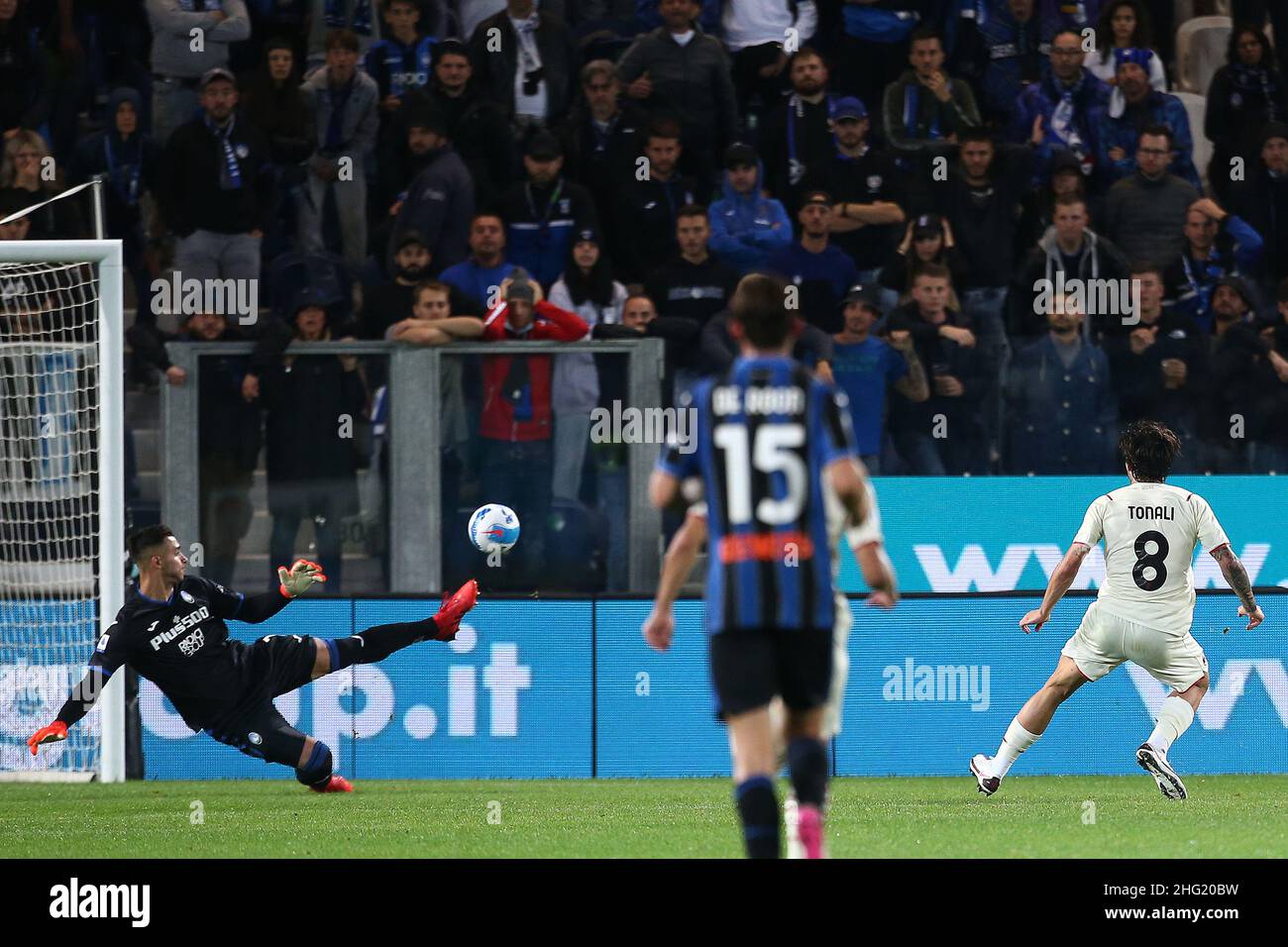 Spada/LaPresse October 03 , 2021 - Bergamo ,Italy Sport, Soccer Atalanta vs Ac Milan - Italian Serie A Football Championship 2021/2022 - Gewiss Stadium In the photo: Sandro Tonali (A.c. Milan) goal 0-2 Stock Photo