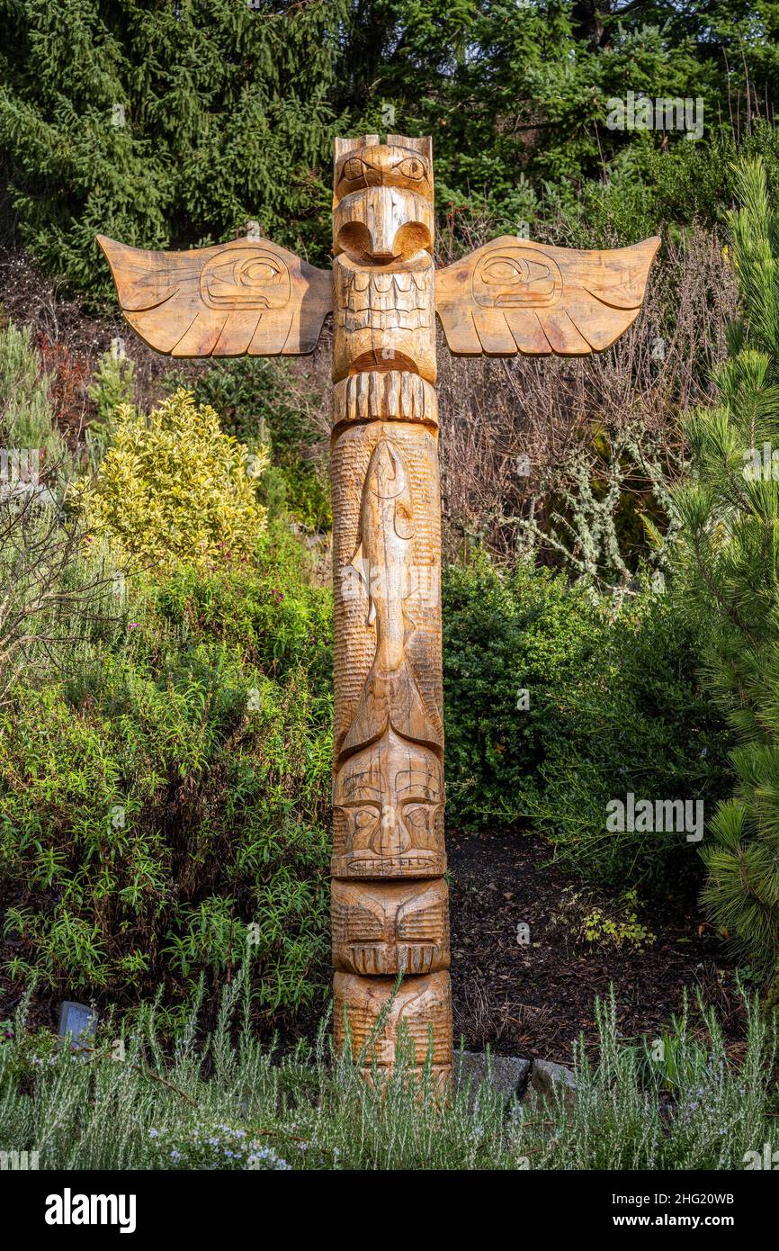 Wooden totem pole hi-res stock photography and images - Alamy
