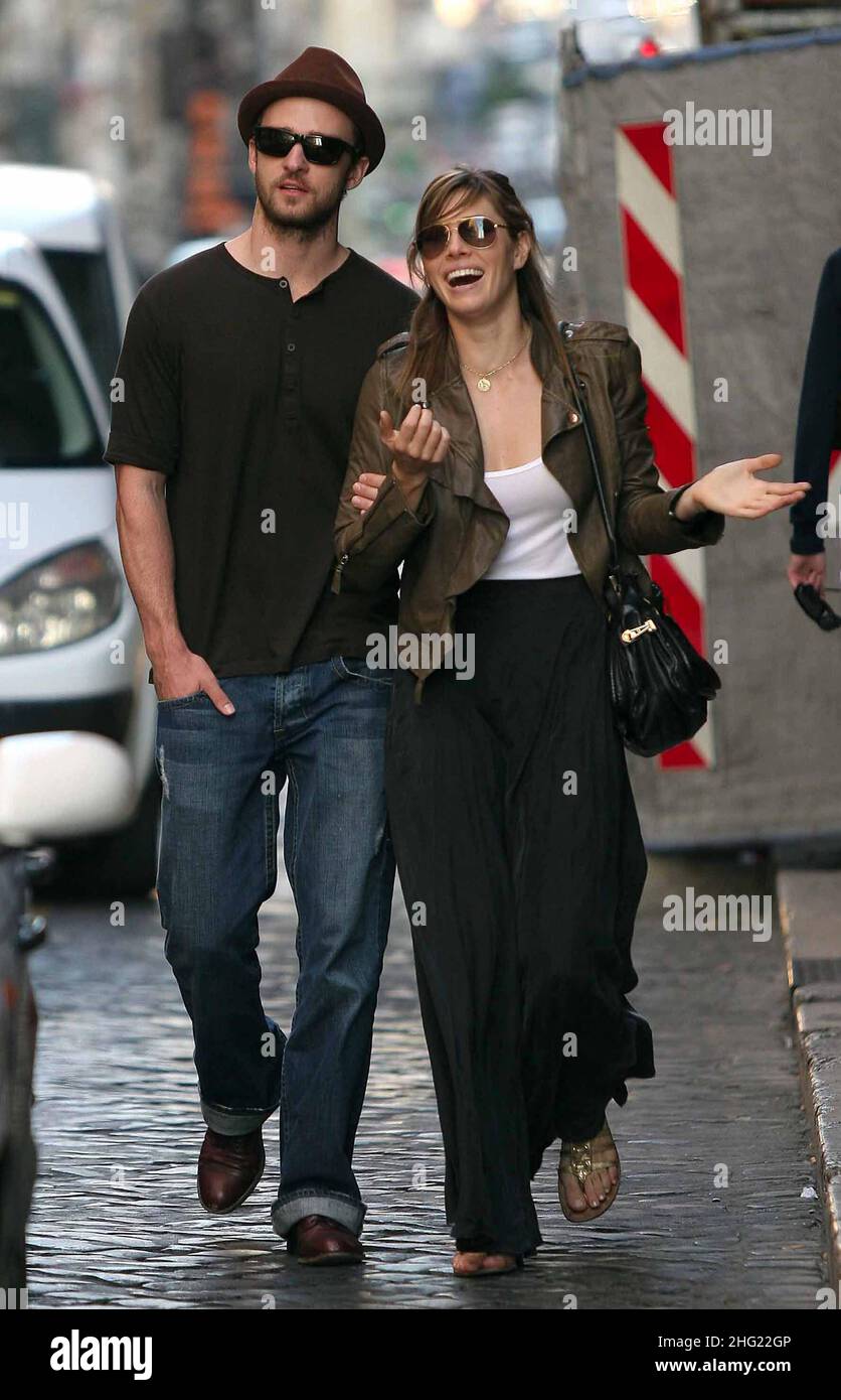 Justin Timberlake Checks In on Jessica Biel During Intense Ab Workout, image size:836x1390