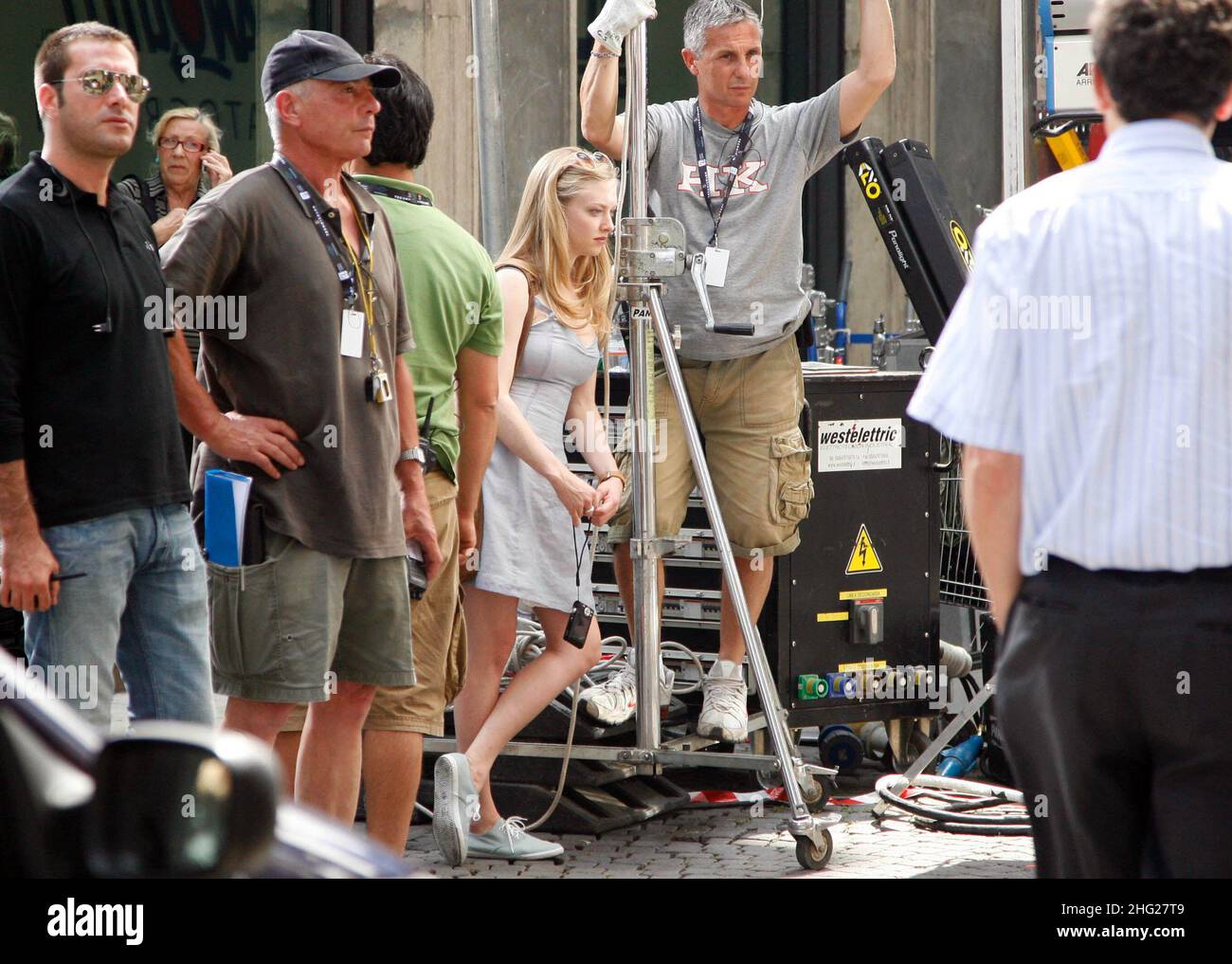 Amanda Seyfried on the set of the movie 'Letters to Juliet' in Verona,  Italy Stock Photo - Alamy, image size:1300x1017