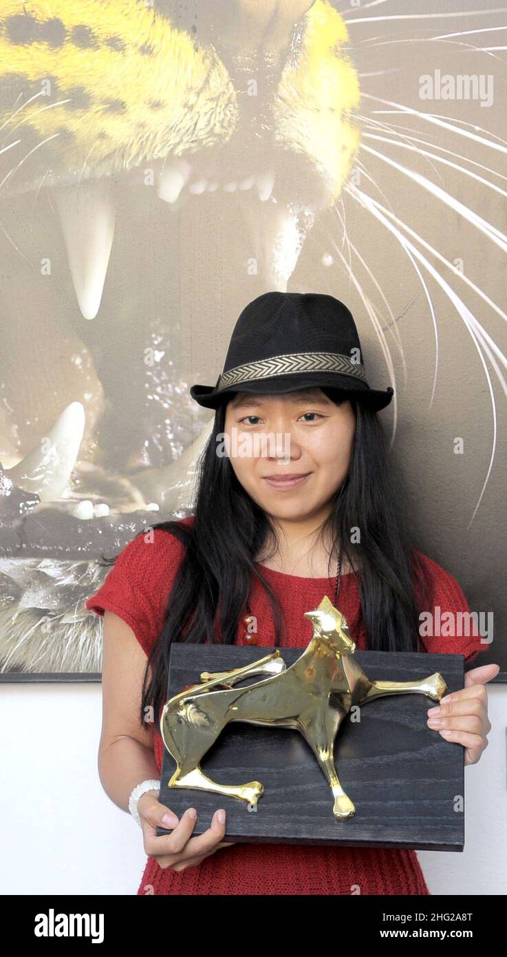 Chinese director Xiaolu Guo poses with the Golden Leopard, the top-ranking award of the International Competition, she received for her movie 'She, a Chinese' during a photocall at the 62nd Locarno International Film Festival Stock Photo