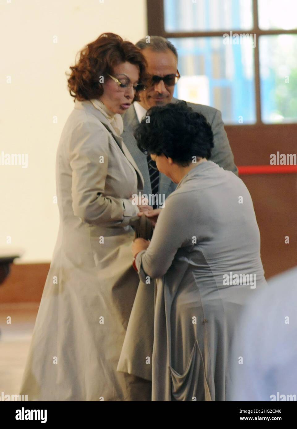 ©Eddy / lapresse 25-09-2009 Rome, Italy It is shooting the film 'Una Casa Piena di Specchi '(A house full of mirrors): the filmÍs protagonist is Sophia Loren, who plays the role of Romilda Villani that is SophiaÍs mother. In the pictures, we can see her to direct on the set together with the actor Enzo De Caro, who plays the role of RomildaÍs husband; then while preparing themselves to shoot a scene.   ©Eddy / lapresse 25-09-2009 Roma, Italia spettacolo Sophia Loren sul set del film 'Una casa piena di specchi' Interprete principale Sophia Loren, che interpreta la parte di sua madre Romilda Vil Stock Photo