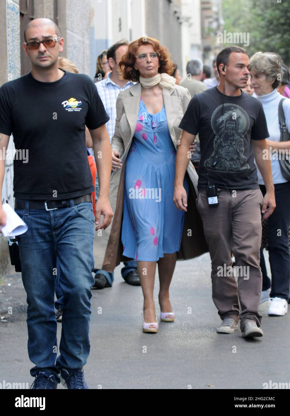 ©Eddy / lapresse 25-09-2009 Rome, Italy It is shooting the film 'Una Casa Piena di Specchi '(A house full of mirrors): the filmÍs protagonist is Sophia Loren, who plays the role of Romilda Villani that is SophiaÍs mother. In the pictures, we can see her to direct on the set together with the actor Enzo De Caro, who plays the role of RomildaÍs husband; then while preparing themselves to shoot a scene.   ©Eddy / lapresse 25-09-2009 Roma, Italia spettacolo Sophia Loren sul set del film 'Una casa piena di specchi' Interprete principale Sophia Loren, che interpreta la parte di sua madre Romilda Vil Stock Photo