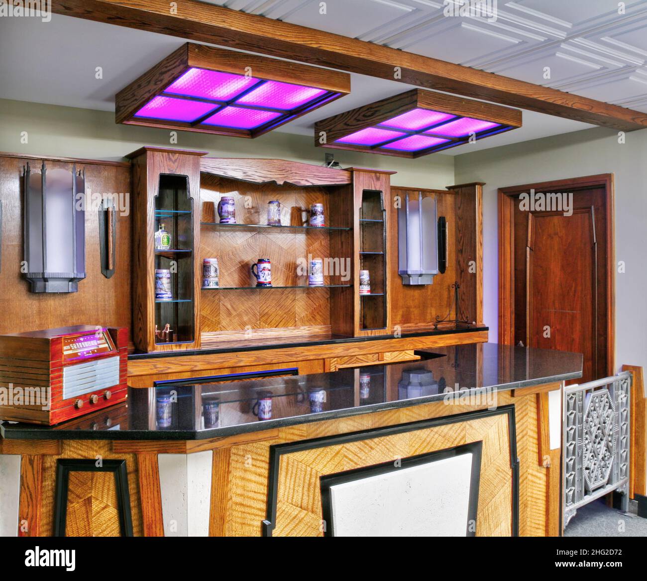 The Mezzanine Bar. Stewart-Warner radio resting on the bar top. Liberty Tower, Dayton, Ohio, USA. Stock Photo