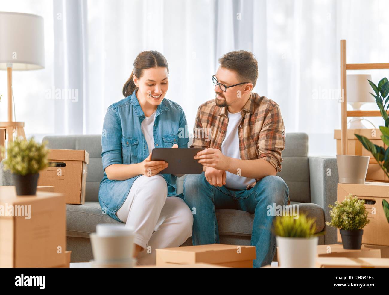Happy young married couple are moving to new apartment Stock Photo - Alamy