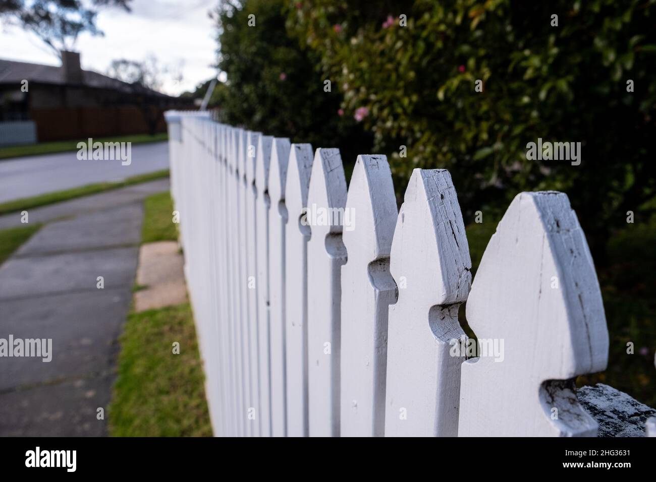 Old white fence hi-res stock photography and images - Alamy