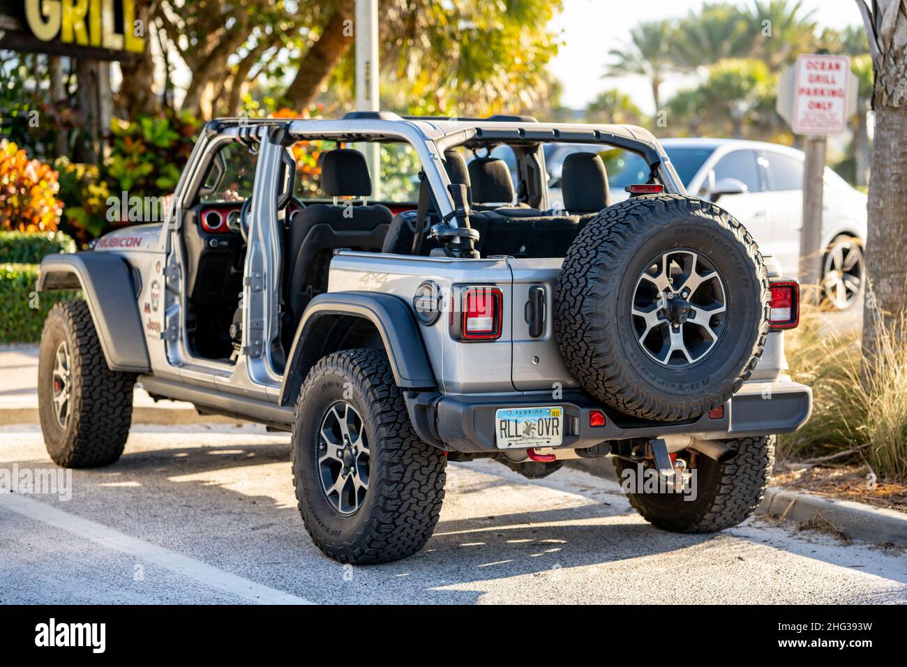 Silver jeep wrangler hi-res stock photography and images - Alamy