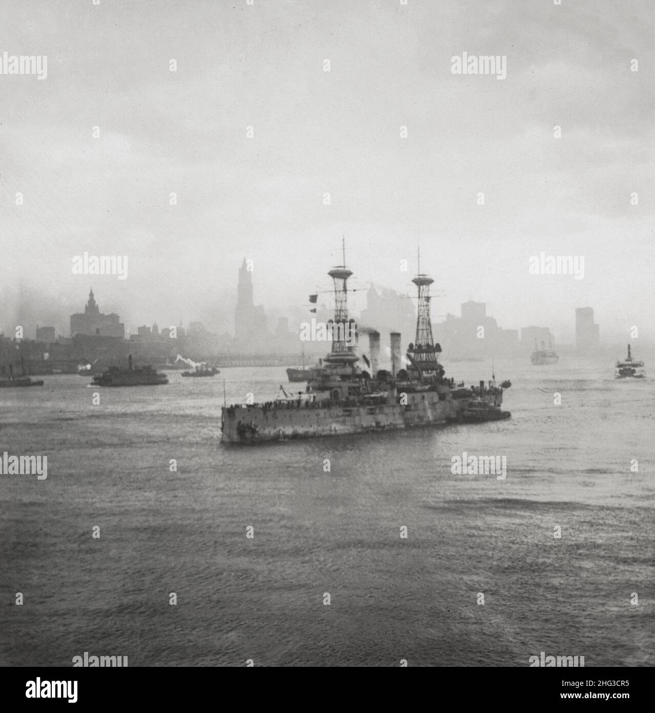 Vintage photo of World War I. 1914-1918. The New York City skyline brings a thrill to the heart of every returning doughboy, U.S.S. Louisiana arriving Stock Photo