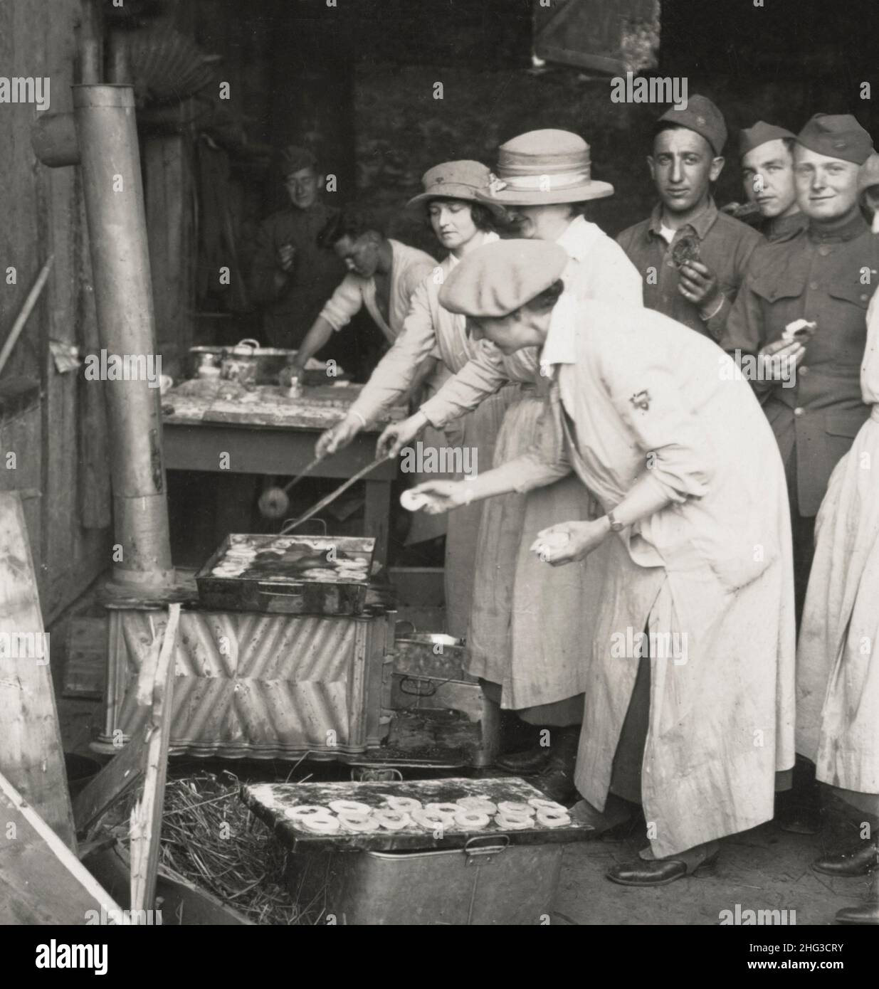 First World War period. Vintage photo of Doughnuts for doughboys, Montabaur on the Rhine. 1918 Stock Photo