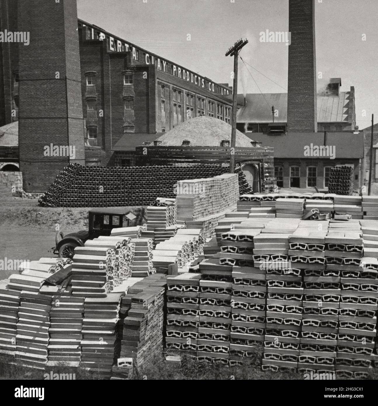 Vintage general view of tile factory with yard and kiln, Medicine Hat, Alta., Canada. 1923 Stock Photo