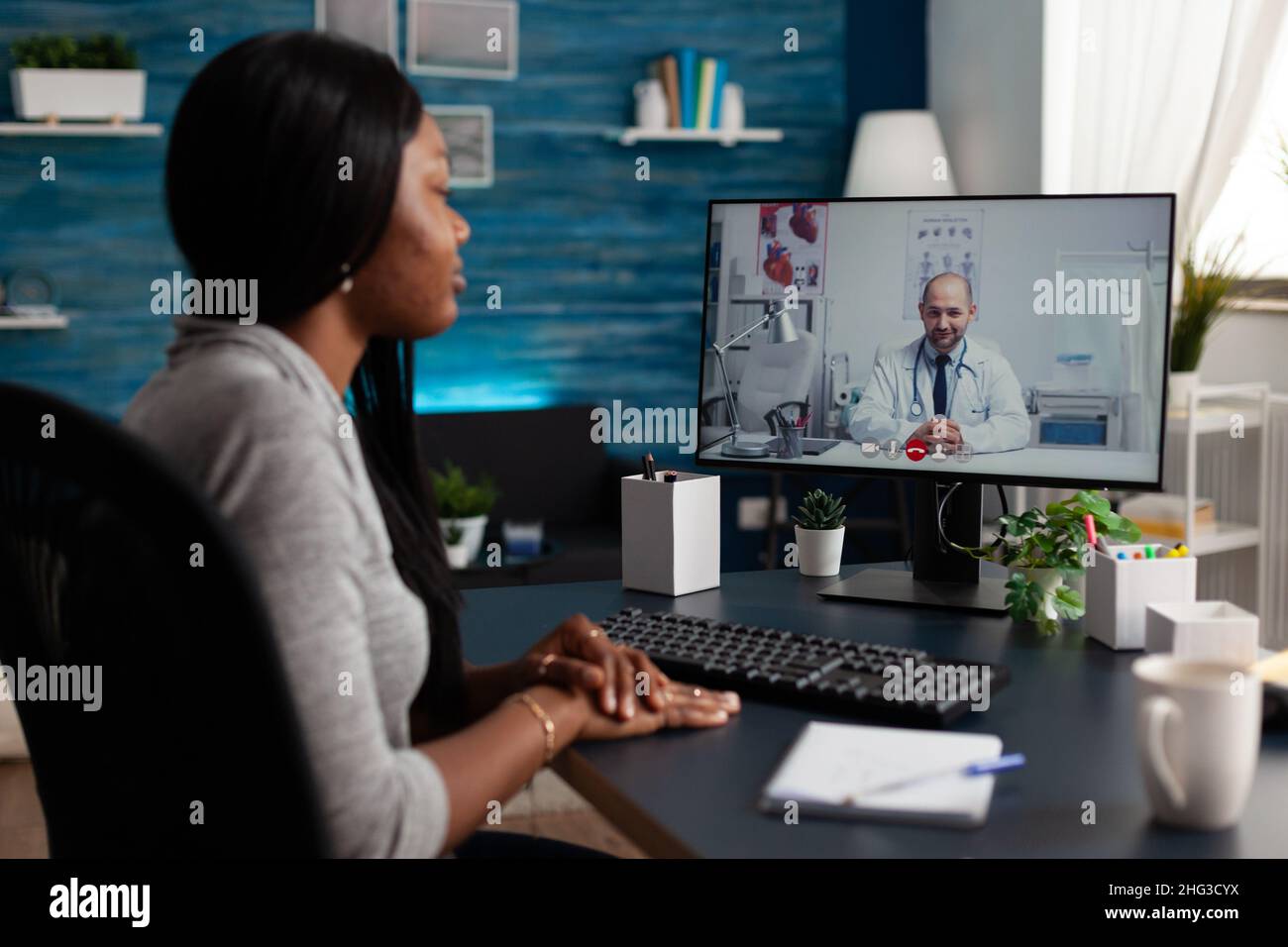 Woman talk man desk help hi-res stock photography and images - Alamy
