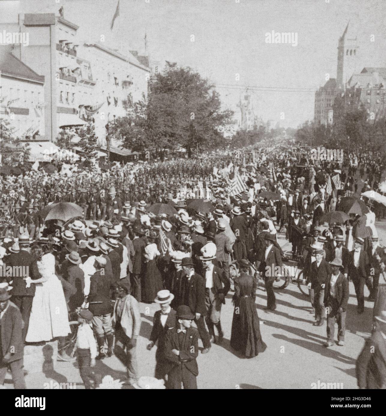 Vintage photo of US soldiers returning from Cuba, marching to the President's mansion. USA. 1898 Stock Photo