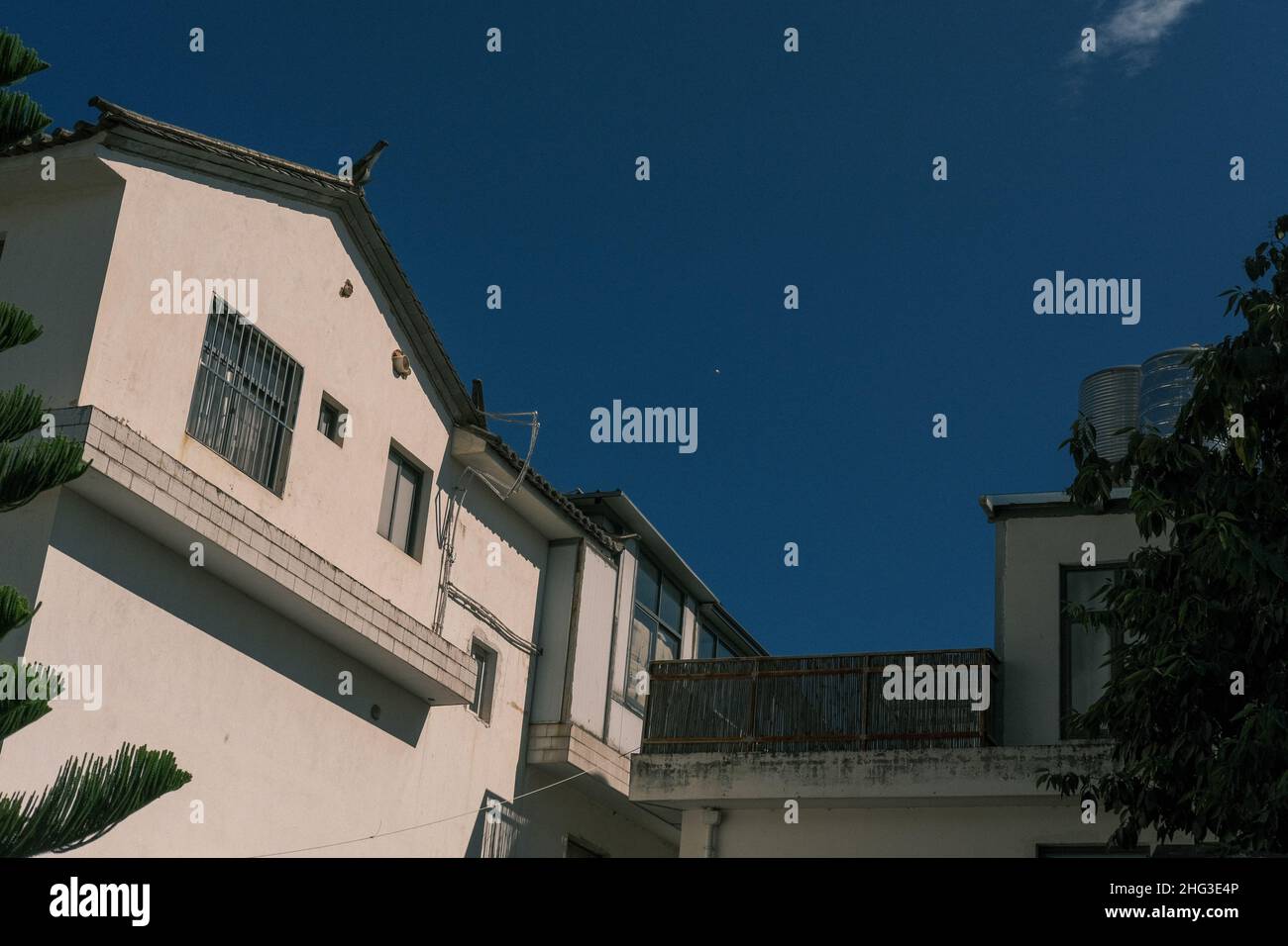 A white house under the blue sky Stock Photo - Alamy