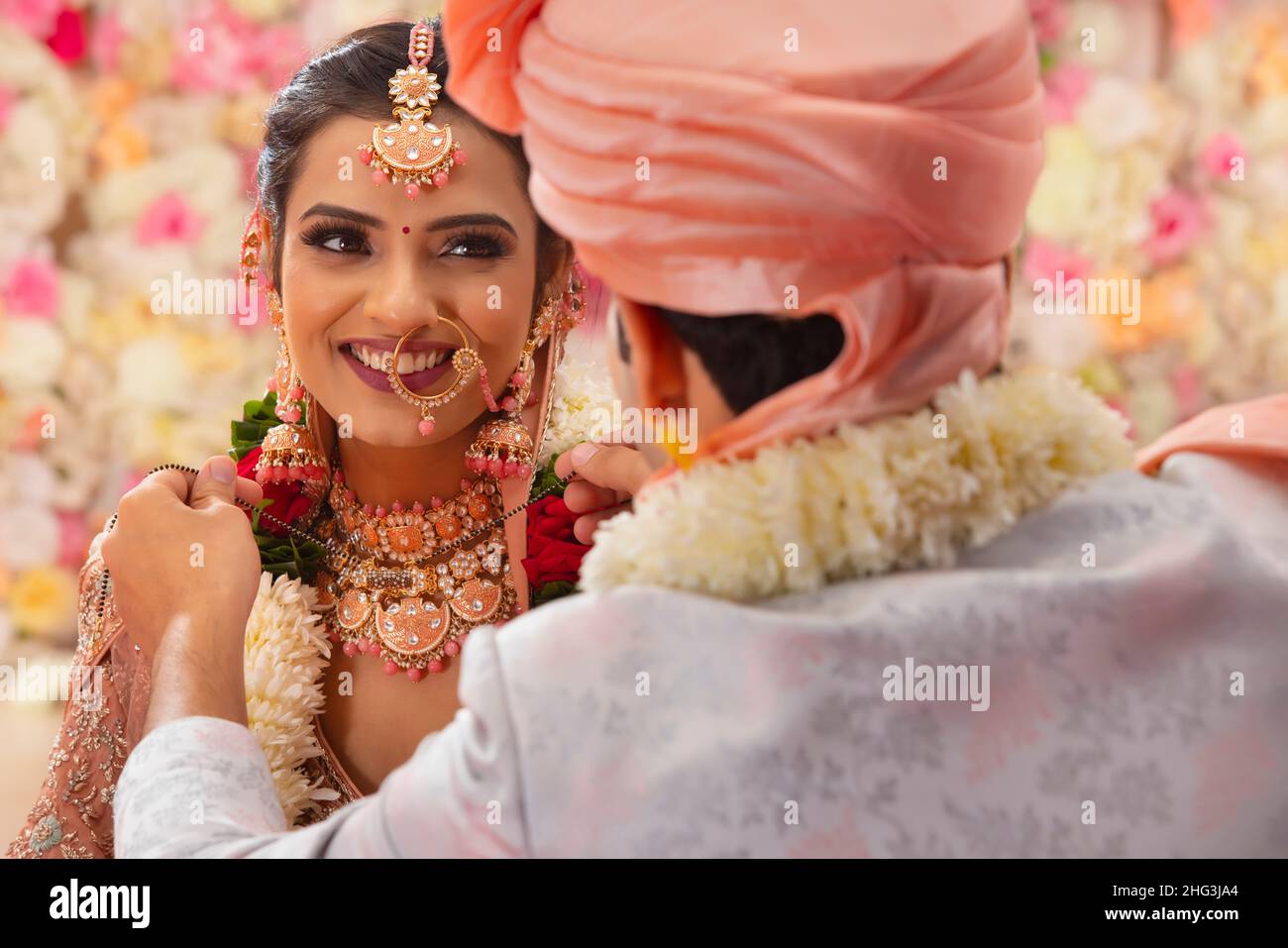 Tying of the mangalsutra hi res stock photography and images Alamy