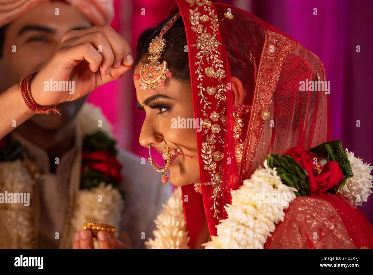 Couple performing Sindoor Daan ritual during their wedding Stock Photo -  Alamy