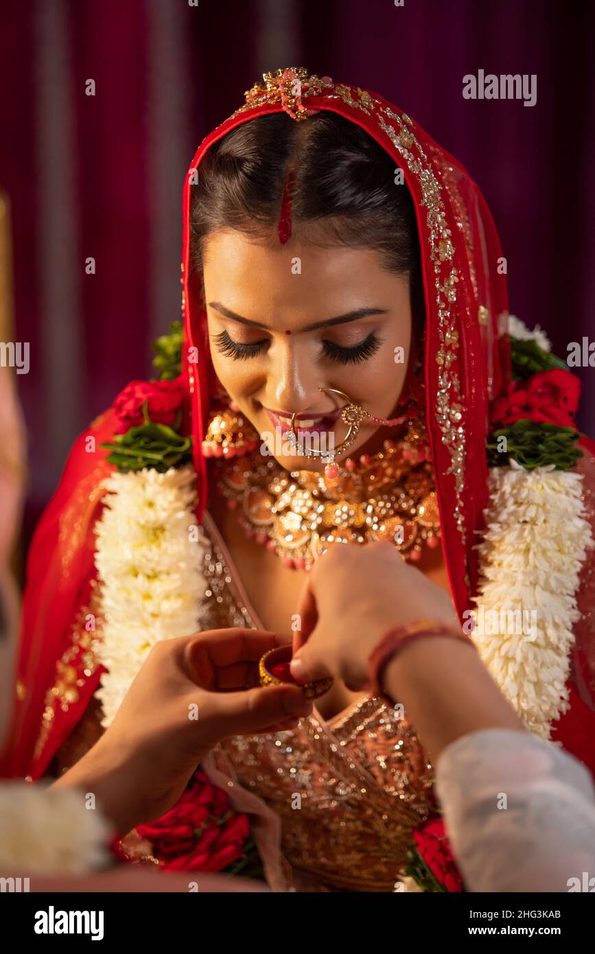 Indian couple performing sindoor daan hi-res stock photography and images -  Alamy
