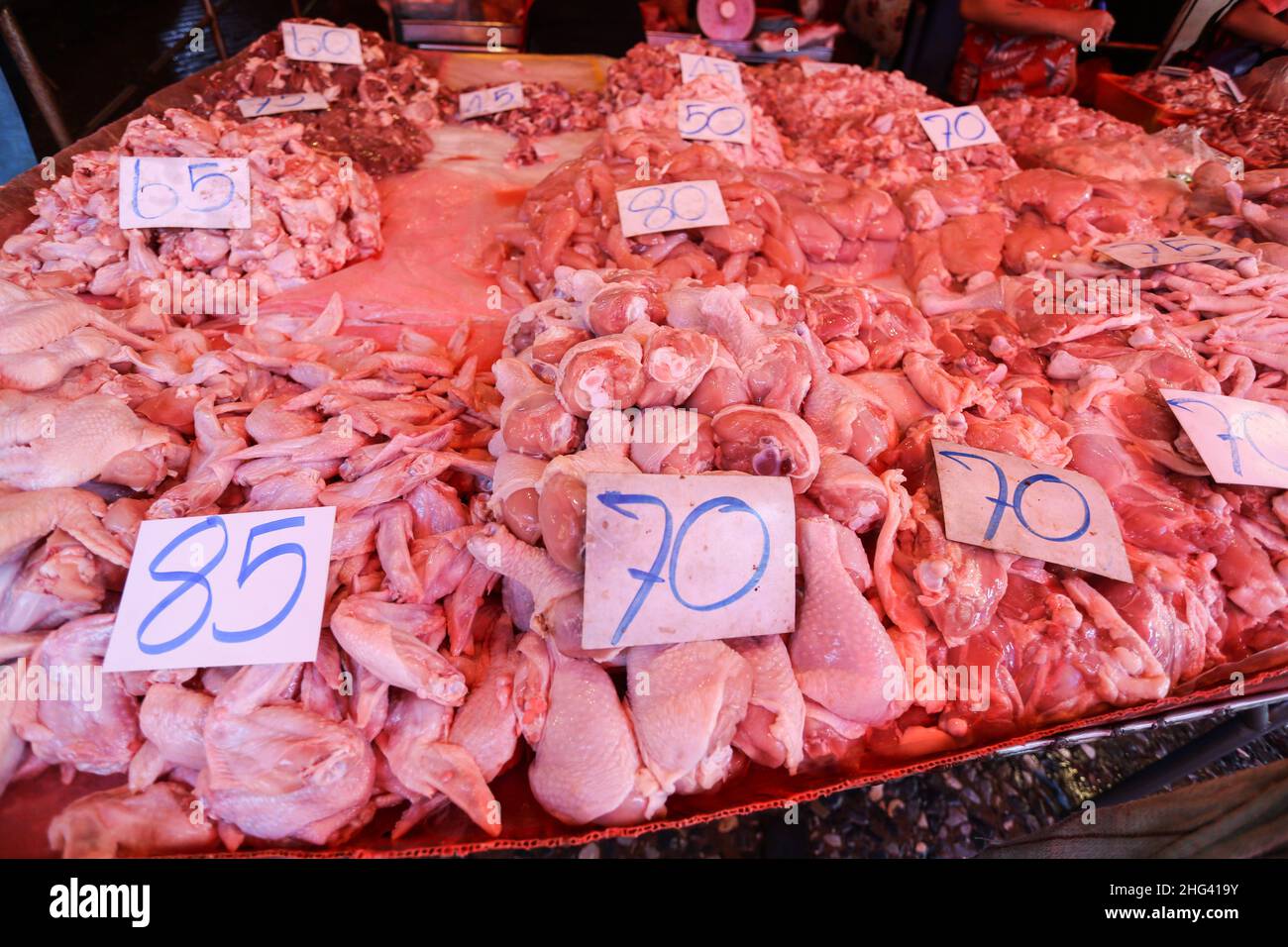 Bangkok, Thailand. 18th Jan, 2022. Chicken meat for sale seen at the Khlong Toei market in Bangkok.The Department of Livestock Development is keeping a close watch on the spread of the H5N6 avian influenza after the World Health Organization has warned of a possible outbreak following recent infection cases in China. (Photo by Adisorn Chabsungnoen/SOPA Images/Sipa USA) Credit: Sipa USA/Alamy Live News Stock Photo