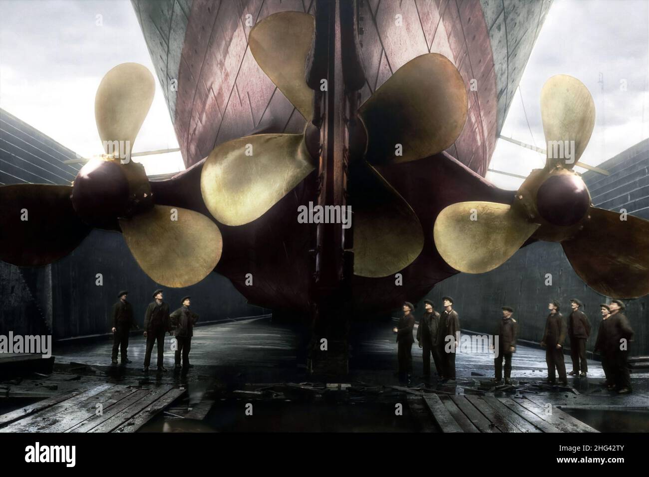 Harland & Wolff workers posing after the fitment of Titanic's propellers. Stock Photo